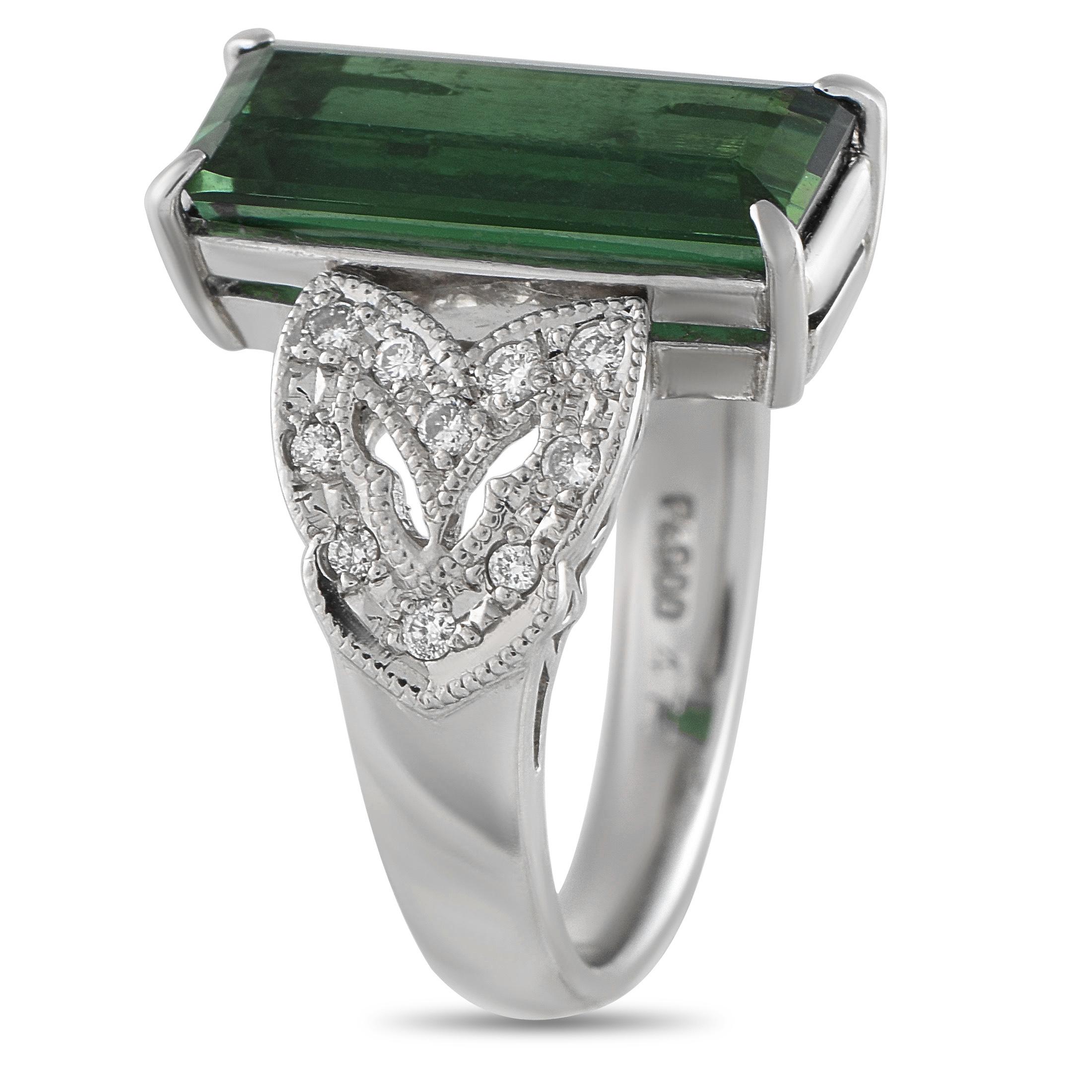 Une monture en platine ornée rend cette bague élégante sous tous les angles. Des diamants incrustés d'un poids total de 0,24 carat brillent de leur place dans le travail détaillé du métal, tandis qu'une tourmaline de 4,75 carat ajoute une touche de