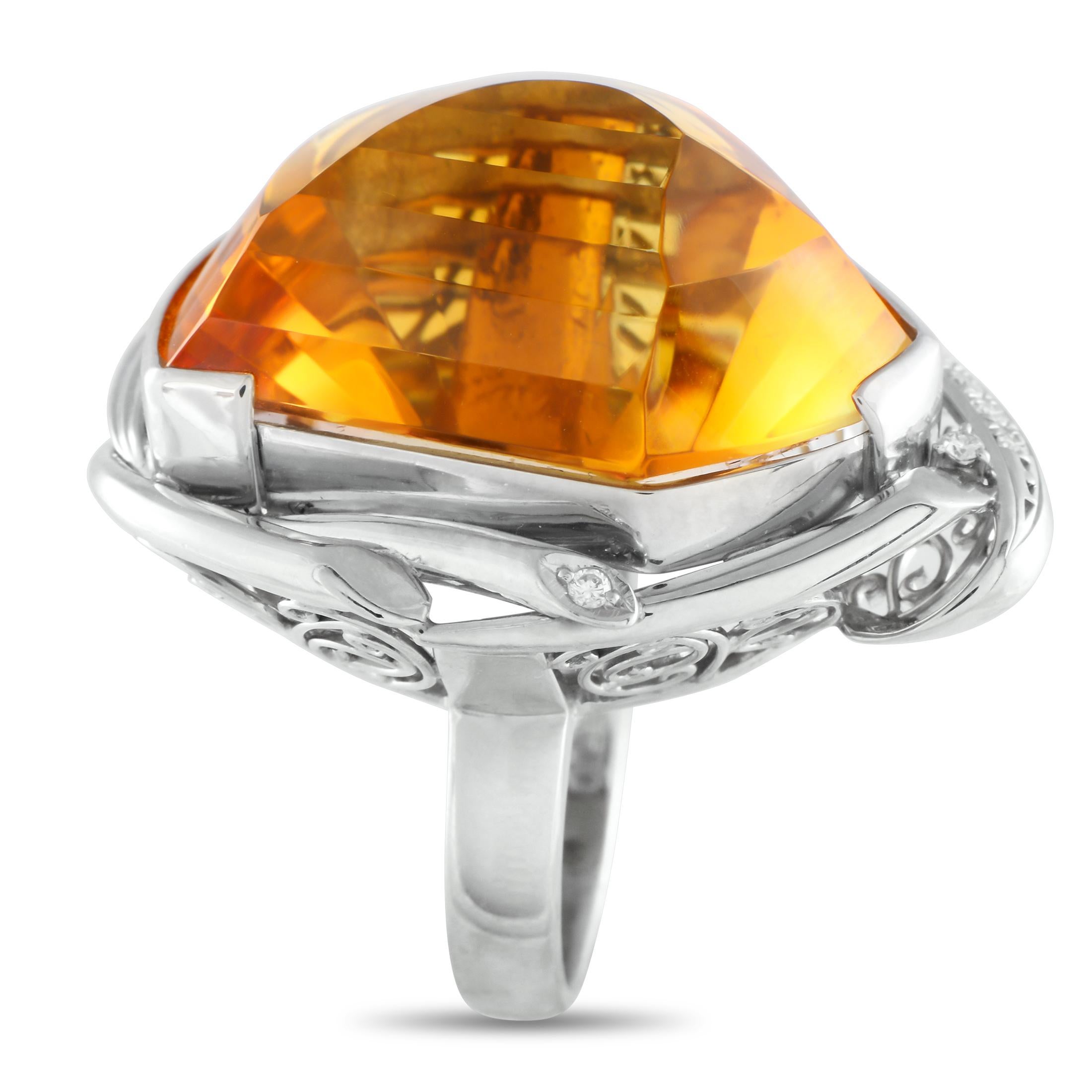 Questo anello audace e mozzafiato farà guadagnare a chi lo indossa infiniti complimenti. Al centro, una gemma Citrino da 49,48 carati aggiunge calore e movimento al design complessivo. I diamanti con un peso totale di 0,14 carati aggiungono un