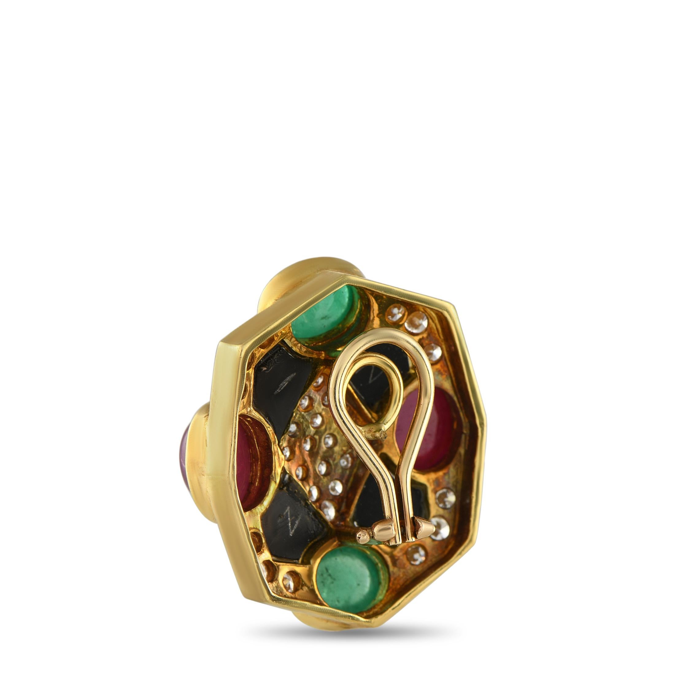 Il design geometrico rende questi orecchini semplicemente straordinari. I diamanti, con un peso totale di 2,40 carati, garantiscono una grande luminosità, mentre i cabochon di rubino, per un totale di 6,50 carati, e di smeraldo, per un totale di 5,0