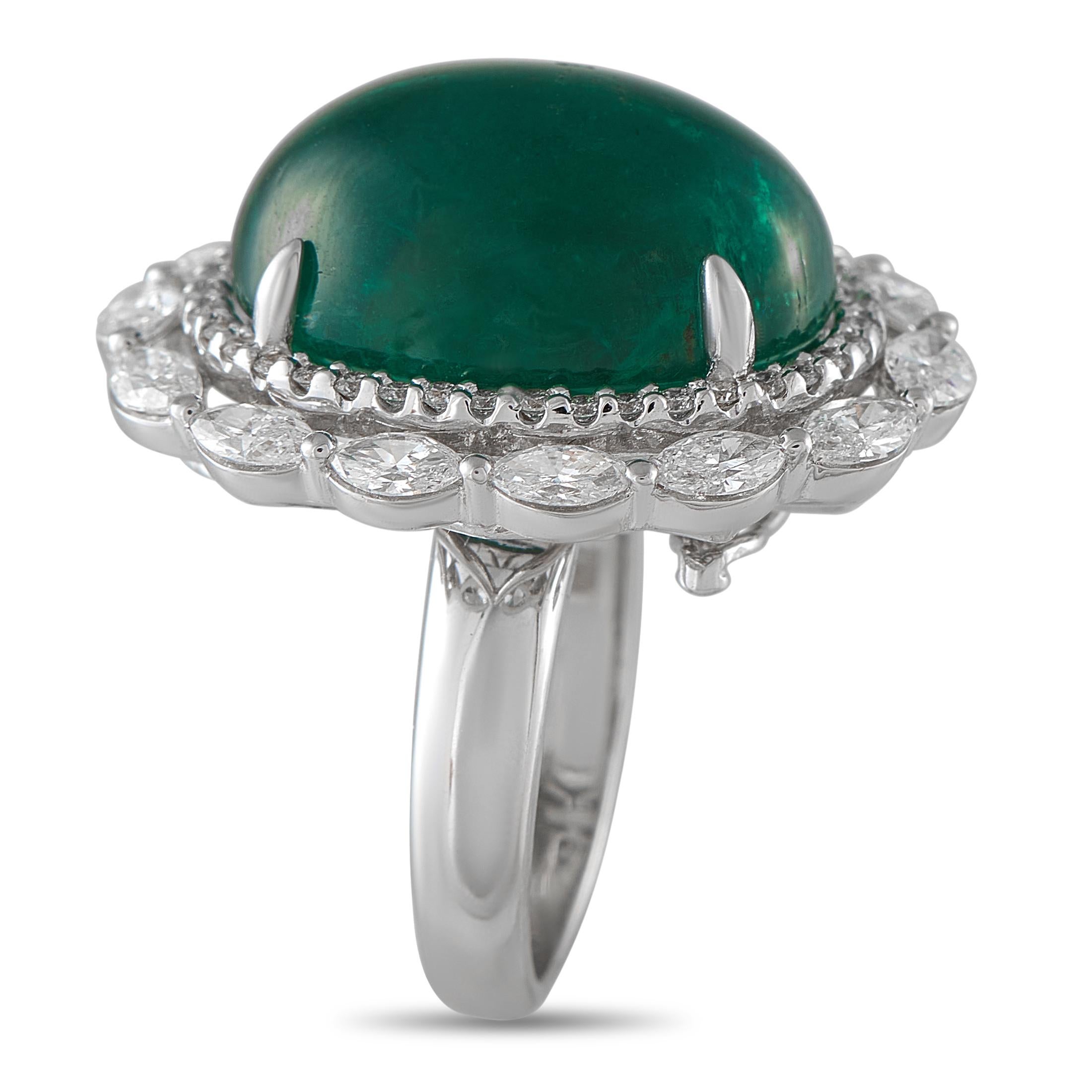 Ein atemberaubender Smaragd-Cabochon von 20,45 Karat steht im Mittelpunkt dieses beeindruckenden Rings. Die kühne und unglaublich beeindruckende Fassung aus 18 Karat Weißgold bringt die 2,75 Karat funkelnden Diamanten, die den Mittelstein umgeben,