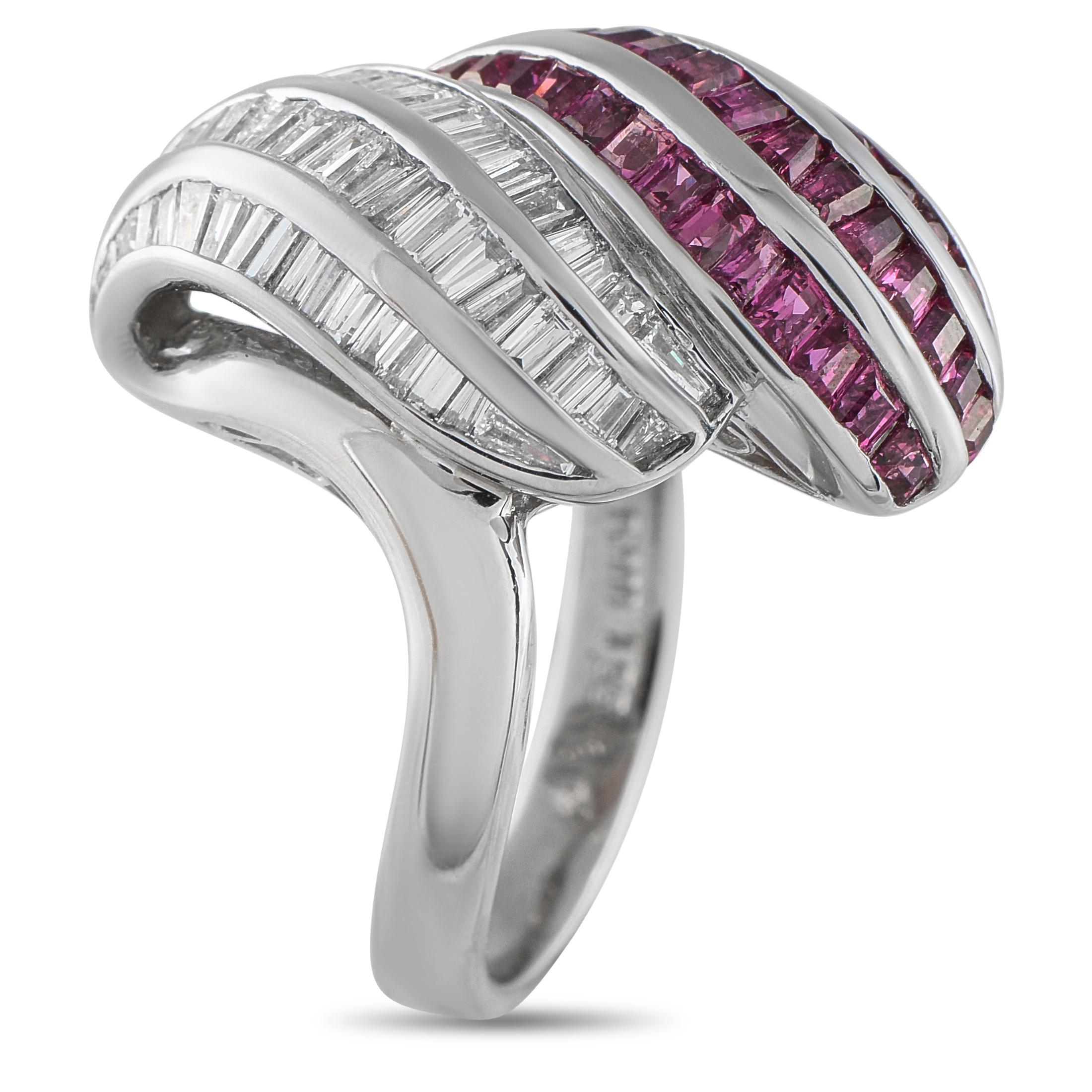 Questo anello affascinante è impossibile da ignorare. Nella parte superiore del disegno, file di gemme di rubino per un totale di 1,55 carati e diamanti per un peso totale di 0,96 carati lo rendono infinitamente impressionante. Questo elegante
