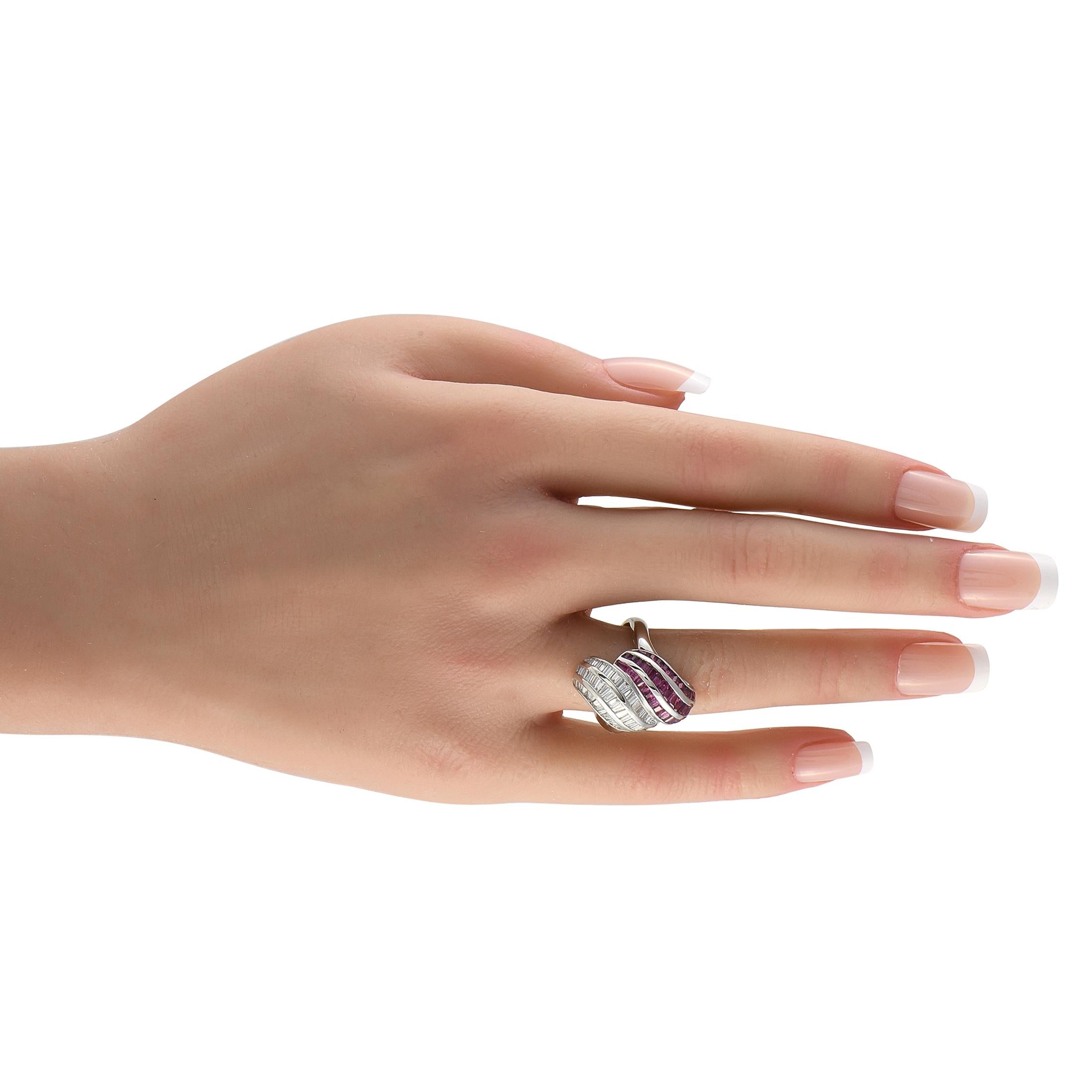 Taglio baguette Anello in platino con diamante e rubino da 0,96 carati in vendita