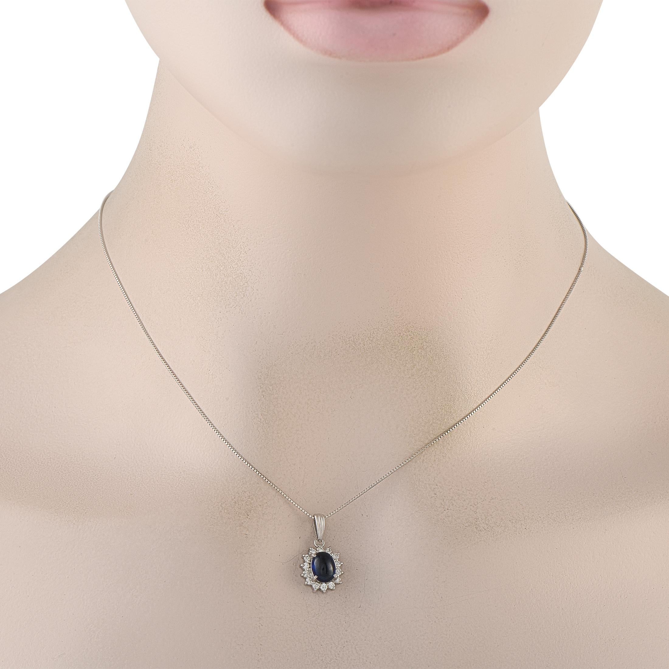 Un collier discrètement captivant prêt à devenir votre nouvelle pièce fétiche. Sur une chaîne en platine, un délicat pendentif orné d'un saphir ovale. Ce collier ovale en platine de 0,26 ct de diamant et 1,78 ct de saphir est offert dans un état