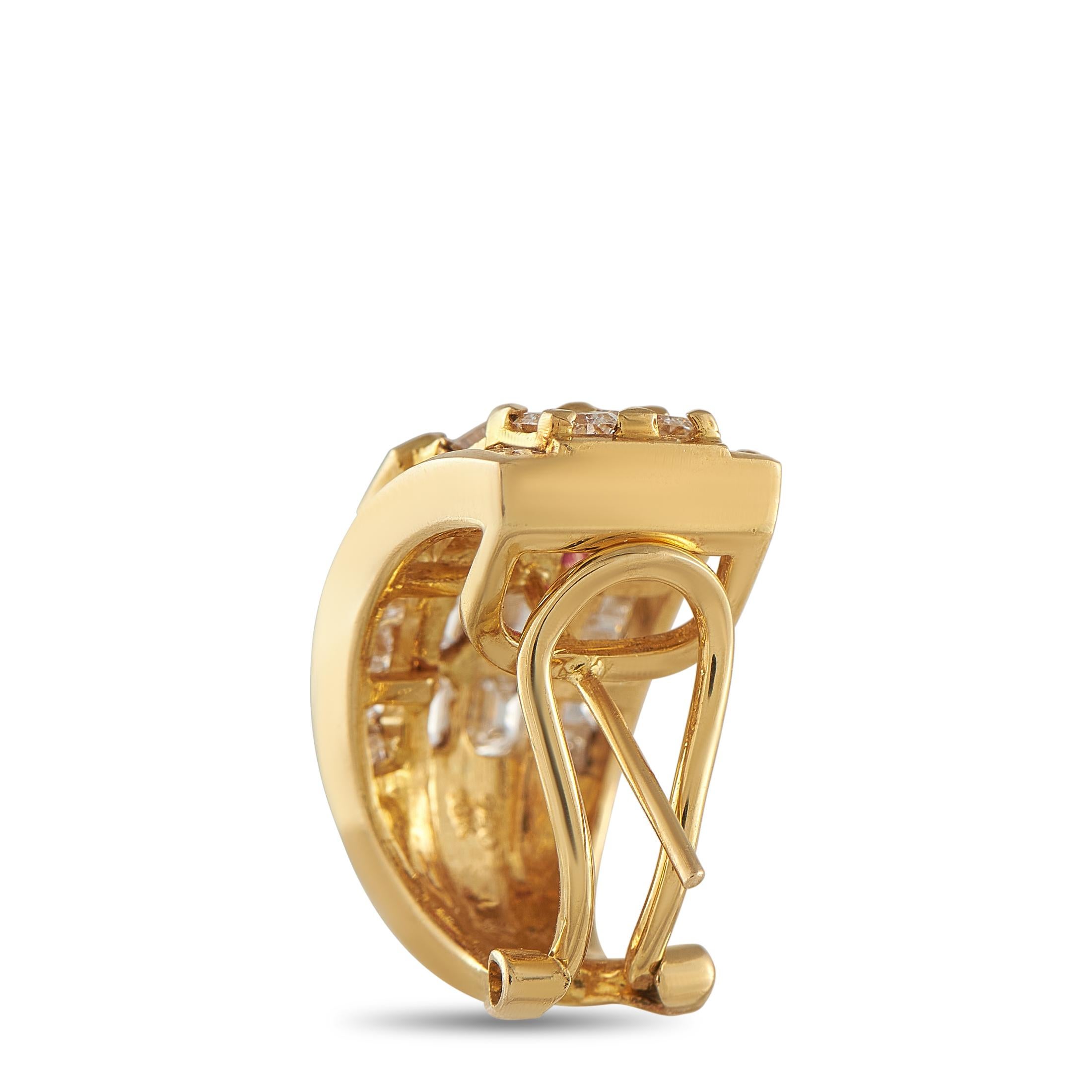 Questi orecchini opulenti catturano continuamente la luce e aggiungono scintille a ogni movimento. I diamanti incastonati, per un totale di 5,20 carati, impreziosiscono la semplice montatura in oro giallo 18 carati. Al centro, le gemme di rubino con