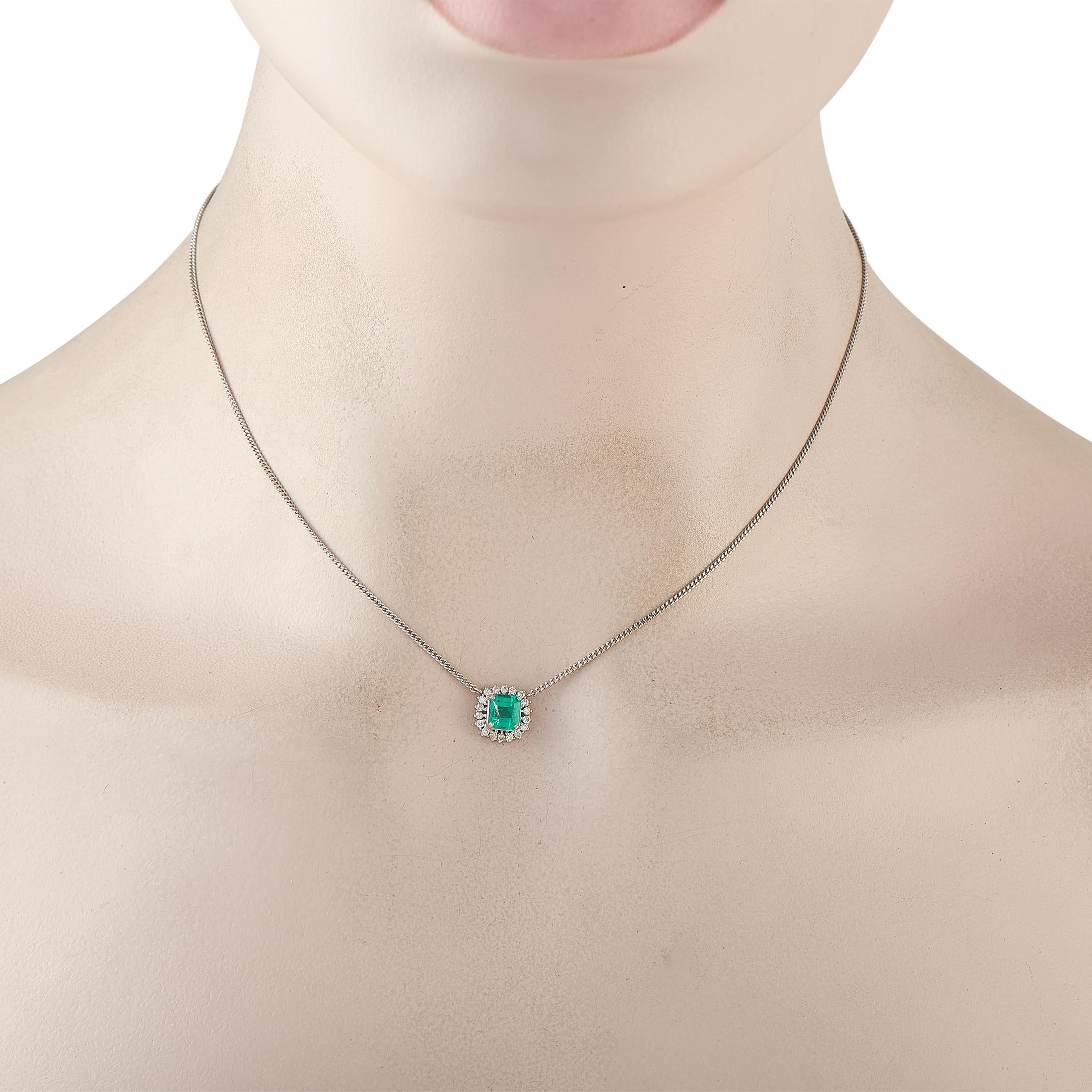 Aggiungi charme e raffinatezza a qualsiasi outfit con questa squisita collana. Ideale da indossare tutti i giorni, il ciondolo prende vita grazie a una pietra centrale di smeraldo da 0,82 carati e a un'aureola di diamanti scintillanti per un totale
