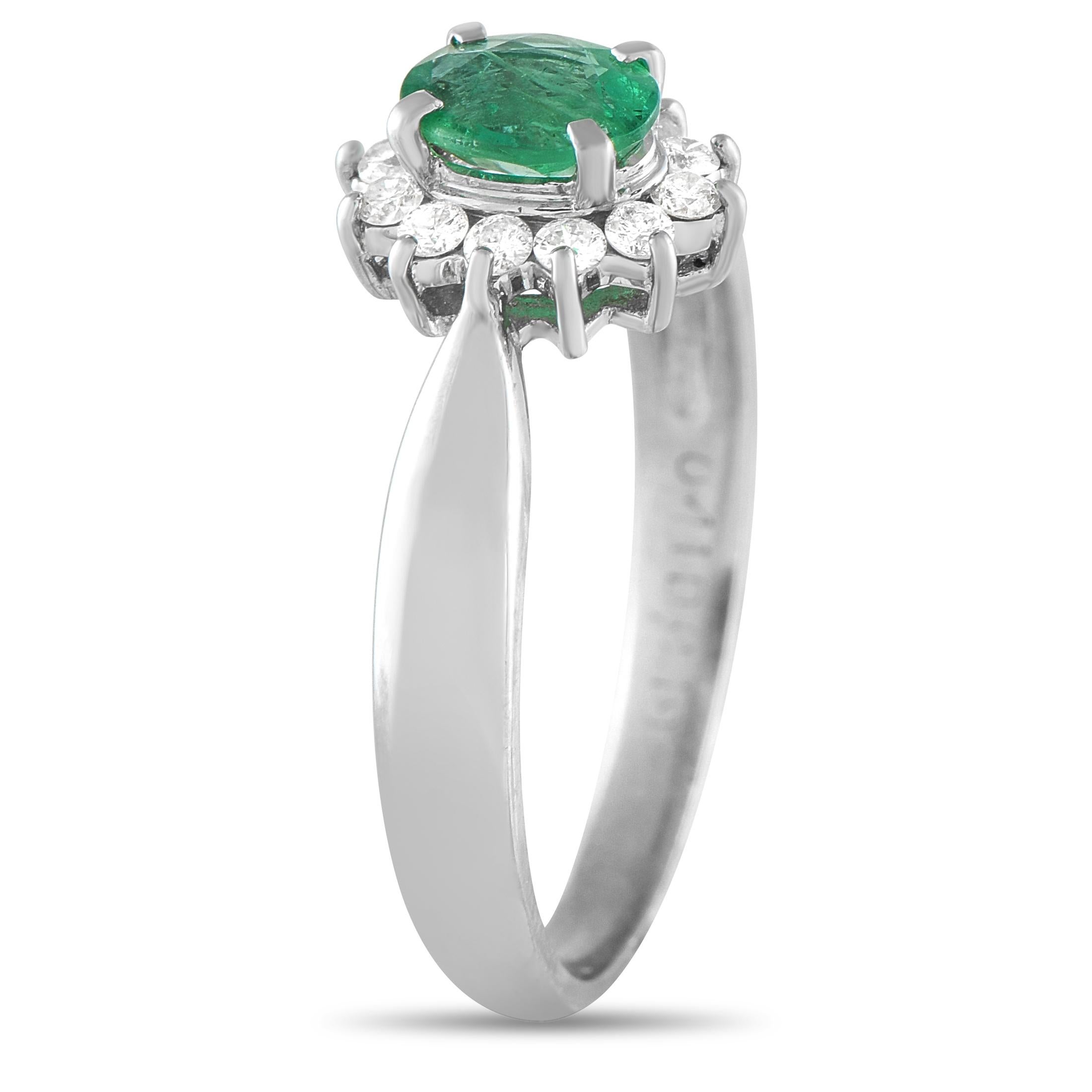 Dieser elegante Ring wird nie aus der Mode kommen. In der Mitte der Platinfassung wird ein ovaler Smaragd von 0,41 Karat zum Leben erweckt, der von einem funkelnden Halo aus Diamanten von insgesamt 0,19 Karat umgeben ist. Mit einer Breite von 3 mm