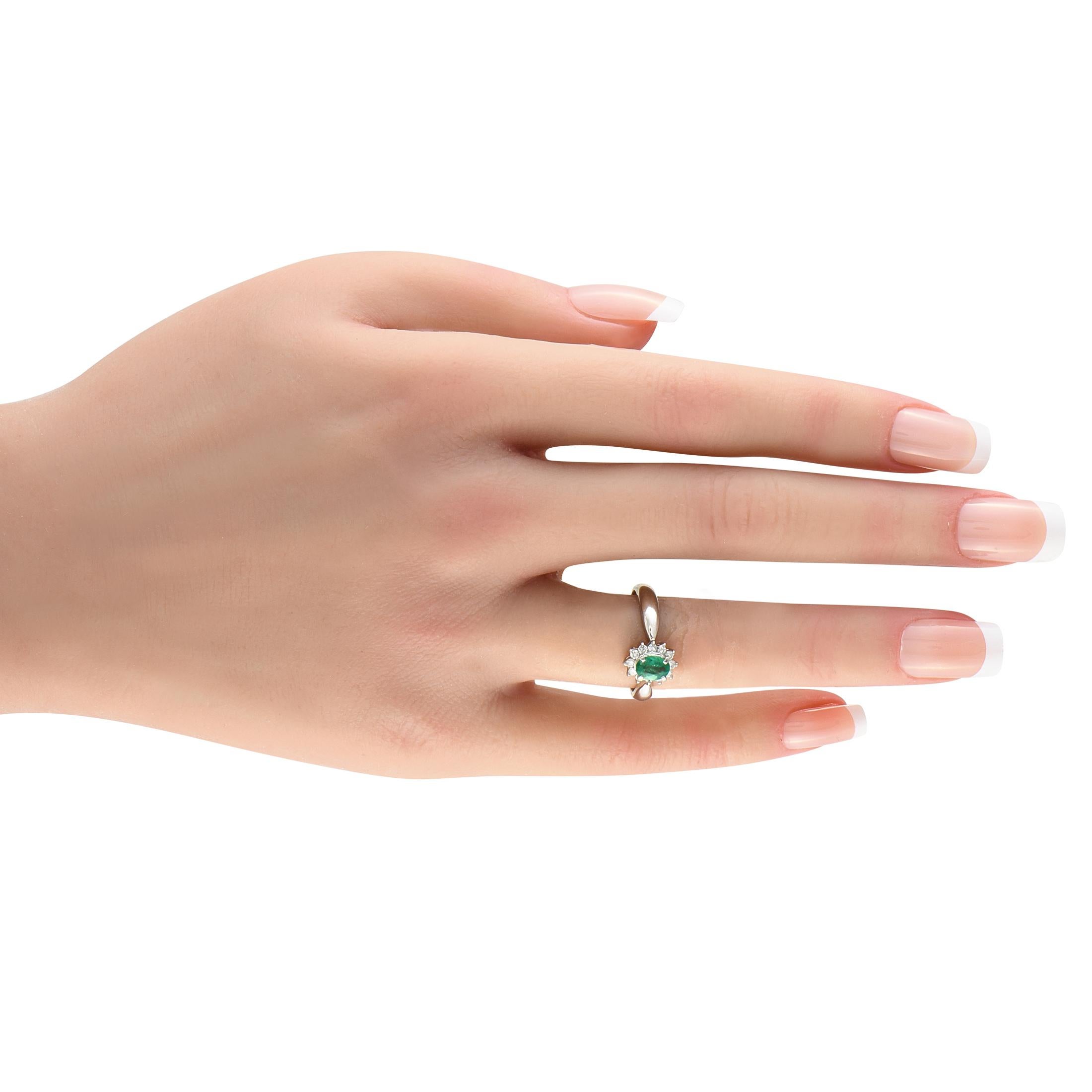 Platin 0.19 Karat Diamant und Smaragd Ring (Rundschliff) im Angebot