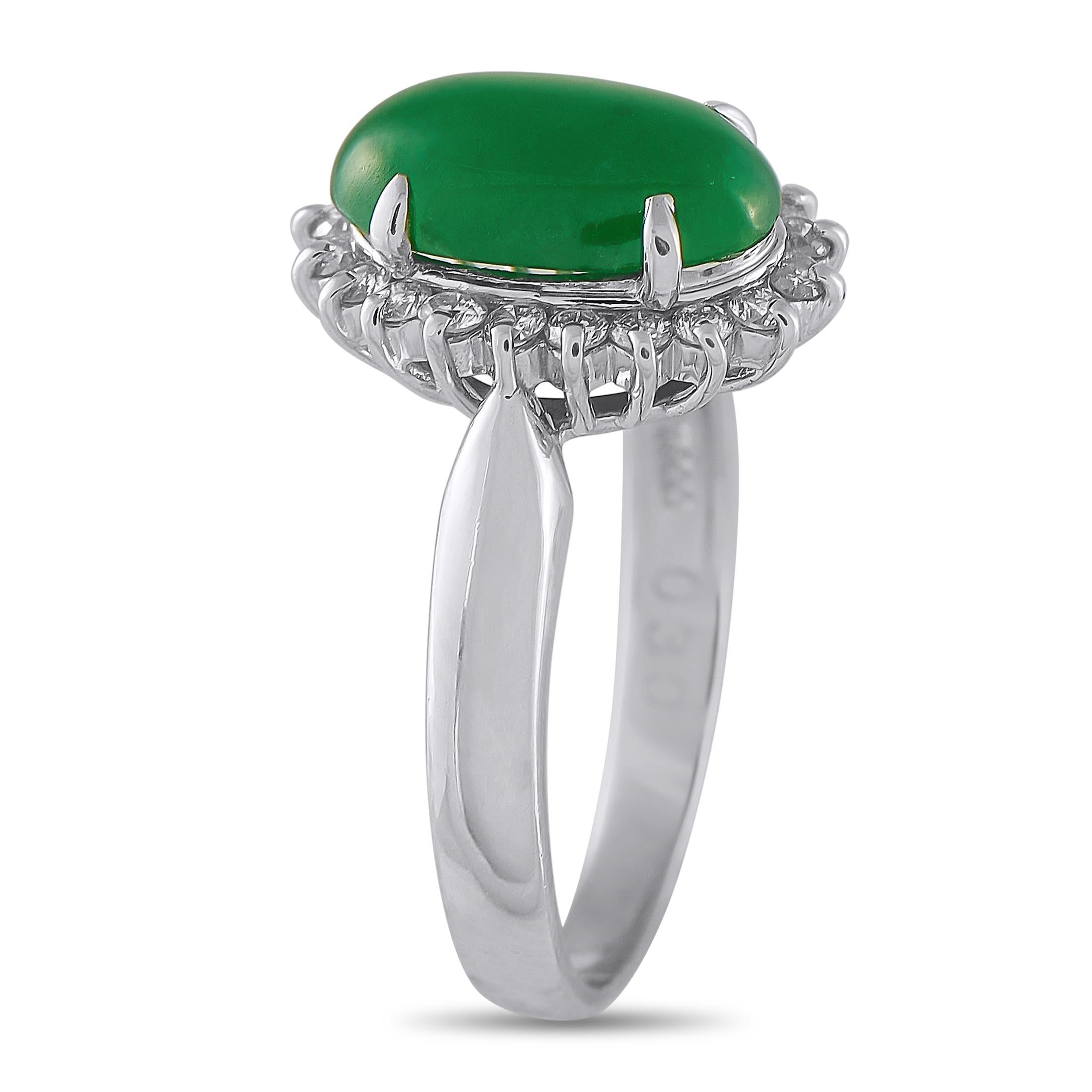 Sie können sich glücklich schätzen, diesen Ring gefunden zu haben. Dieses aus Platin gefertigte Schmuckstück enthält einen 2,34-karätigen Jade-Cabochon, der von vier Platin-Krallen eingefasst wird. Der grüne Stein, der Harmonie, Wohlstand und Schutz