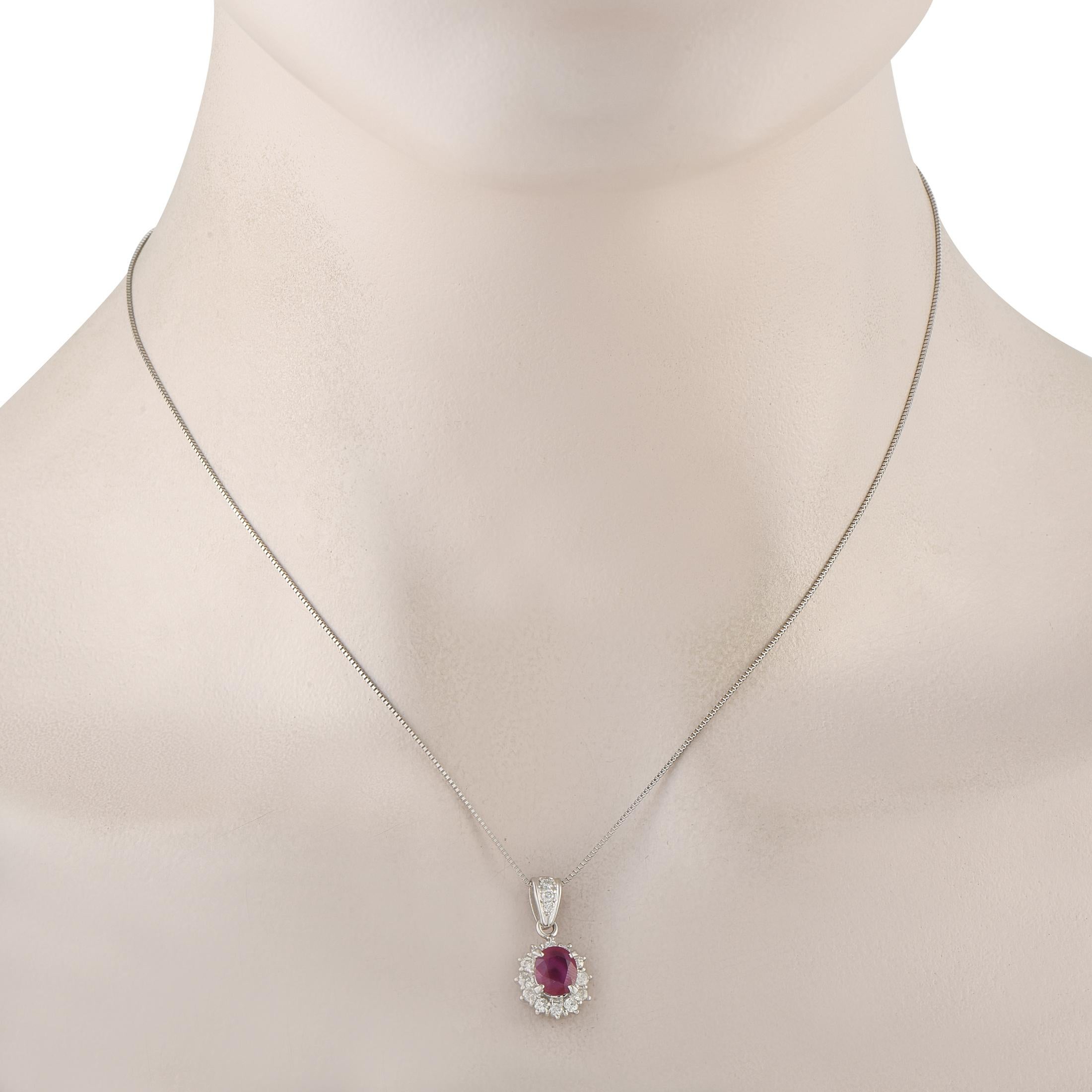 Un design classique et élégant fait de ce collier un ajout exquis à toute collection de bijoux. Le pendentif en platine prend vie grâce à une captivante pierre centrale en rubis de 1,45 carat. Un halo de diamants totalisant 0,50 carats confère à