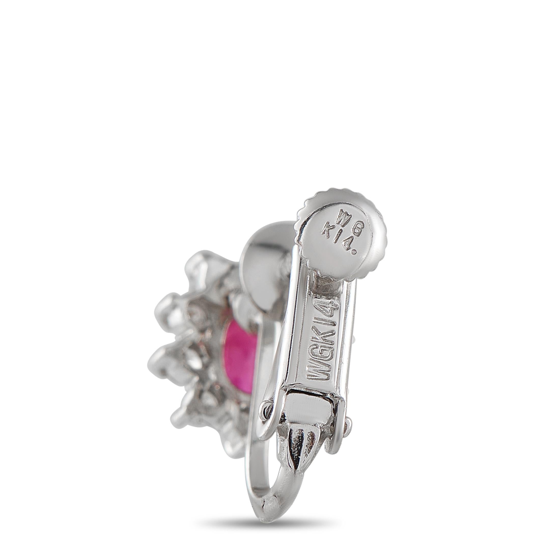 Aggiungi un tocco di raffinatezza a qualsiasi ensemble con questi eleganti orecchini di lusso. Le gemme di rubino con un peso totale di 0,60 carati sono impreziosite da scintillanti accenti di diamante per un totale di 0,30 carati. Incastonati in