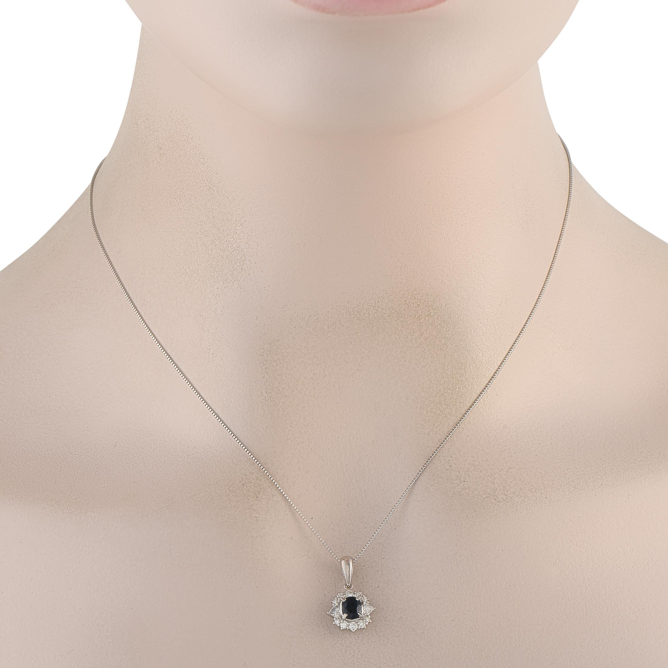 De jour comme de nuit, ce collier est prêt à vous accompagner. Il se compose d'une chaîne en forme de boîte à peine visible, avec des maillons cubiques étroitement imbriqués. Le pendentif est serti d'un saphir de 1,14 ct sur quatre griffes et d'un