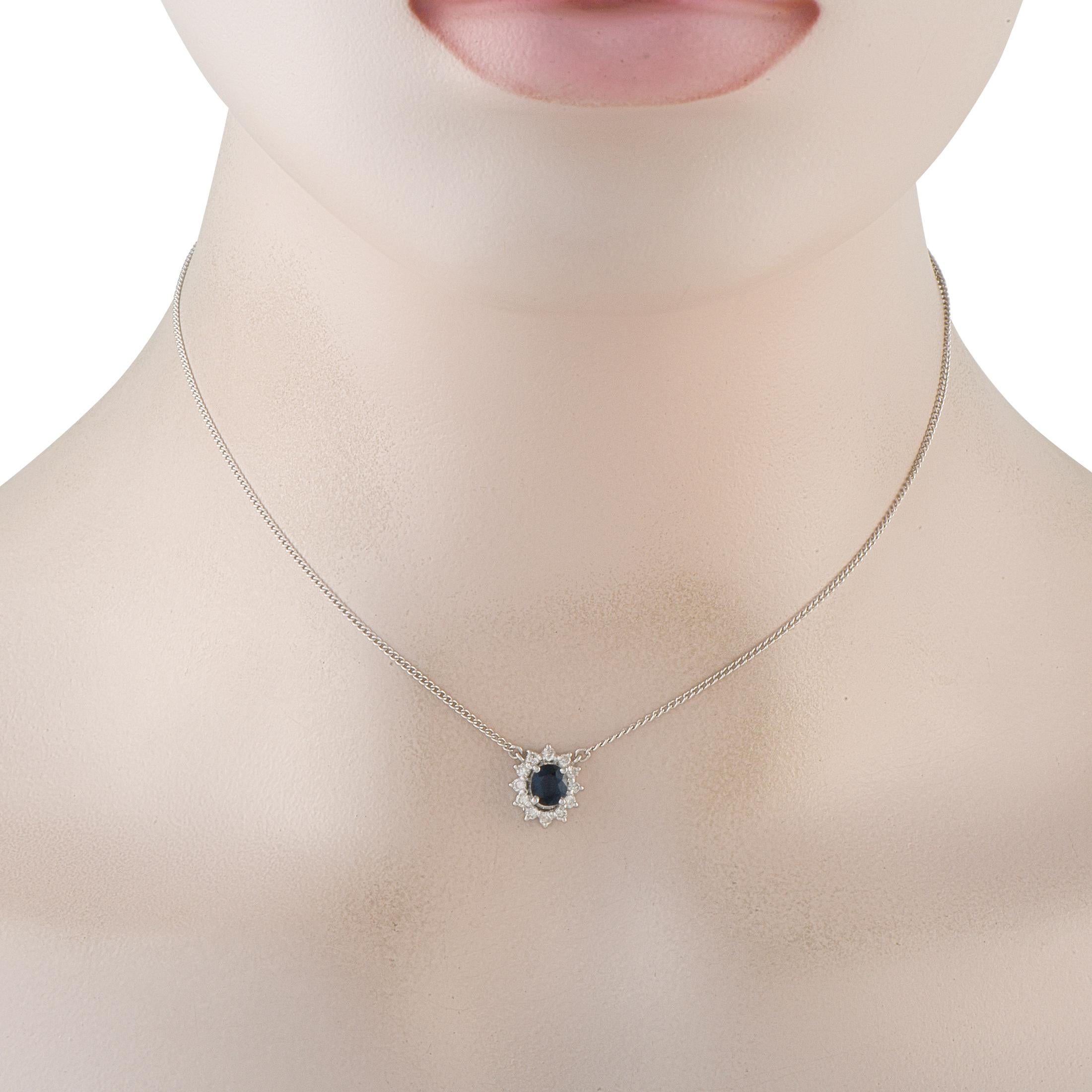 Dans ce collier, la teinte vive d'un saphir de 0,75 ct est associée à l'éclat de diamants de 0,31 ct. Ensemble, ils créent un contraste saisissant qui attire le regard avec juste ce qu'il faut de dramatique. La chaîne en platine mesure 14 pouces de