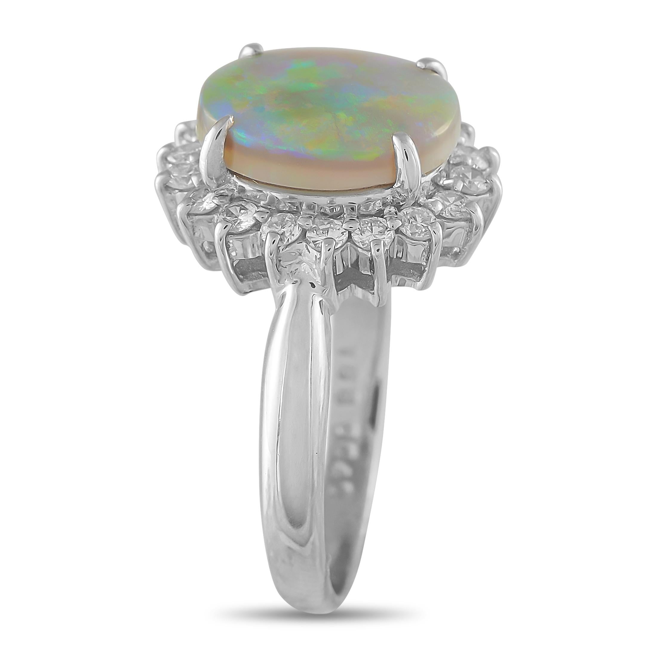 Un anello che incarna un design delicato e distinto allo stesso tempo. La fascia è realizzata in platino resistente e sormontata da un'abbagliante pietra centrale opale. Un'aureola di diamanti circonda la gemma centrale, accentuando la qualità
