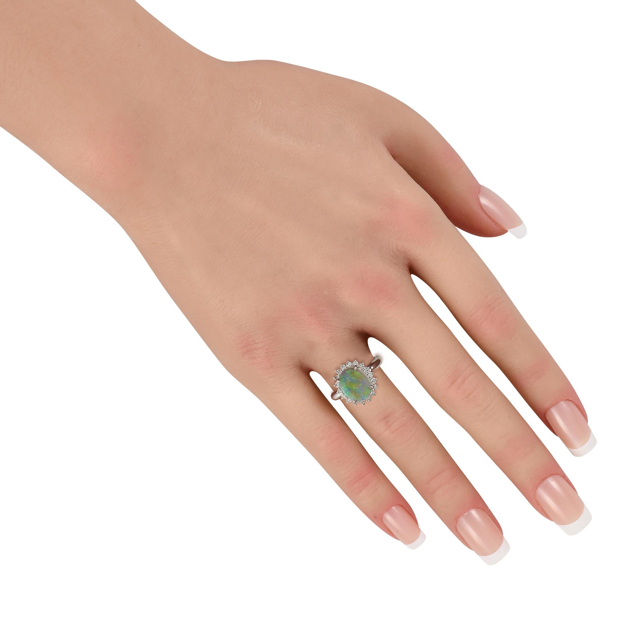 Taglio rotondo Anello in platino con diamante e opale da 0.40 carati in vendita