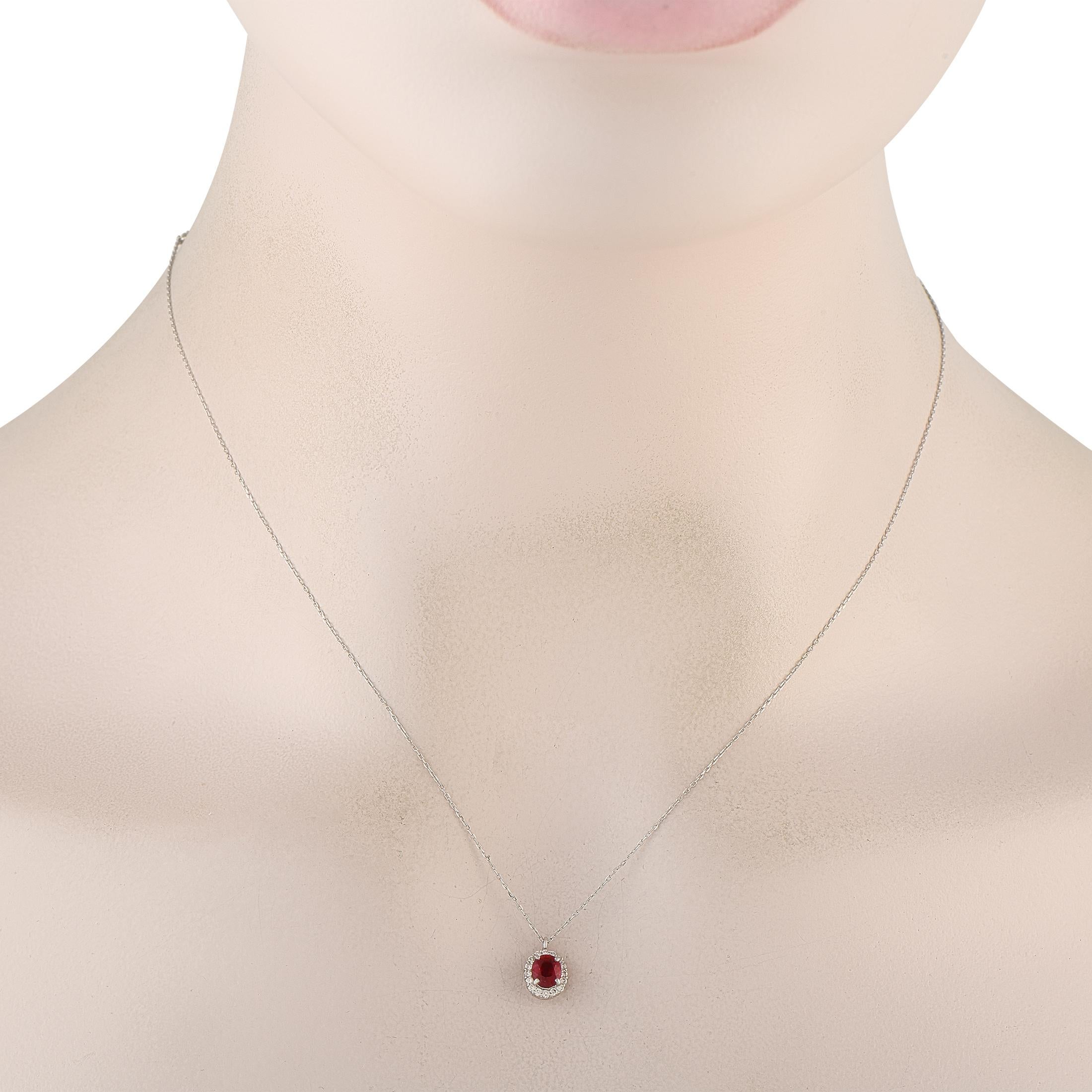 Elegant et understated, ce collier est conçu pour ajouter de la sophistication à n'importe quel look. Il se compose d'une délicate chaîne en platine et d'un pendentif délicat orné d'un halo de diamants. Ce collier pendentif en platine de 0,19 ct de