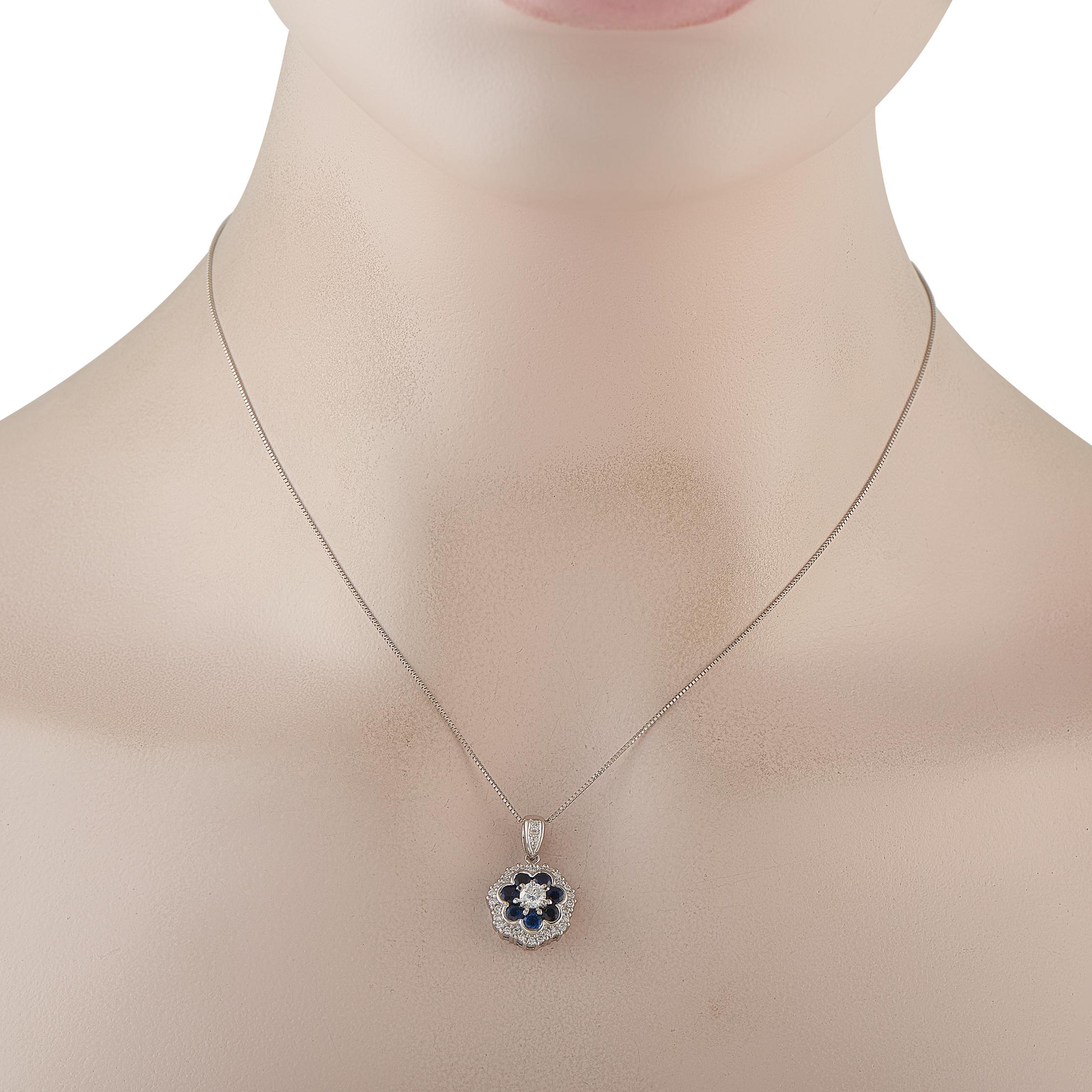 Un collier parfait pour être superposé ou porté seul. Cette pièce en platine présente un délicat jeu de couleurs et d'éclats, avec des saphirs et des diamants sertis dans un platine lustré. Les pierres précieuses bleues forment une délicate