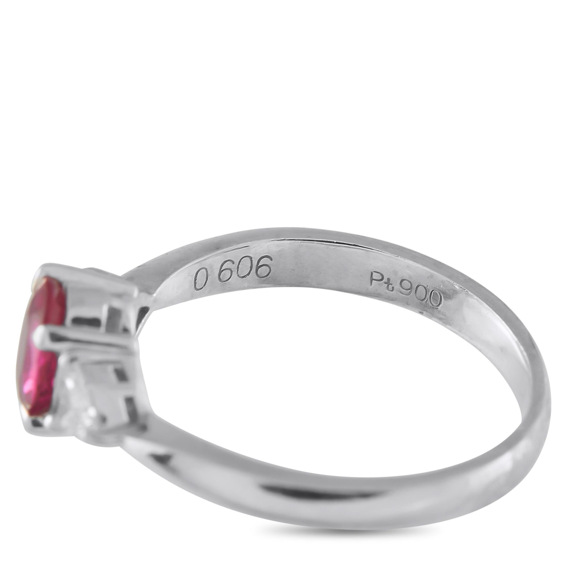 Anello a tre pietre con diamante e rubino in platino da 0.22 carati In condizioni ottime in vendita a Southampton, PA