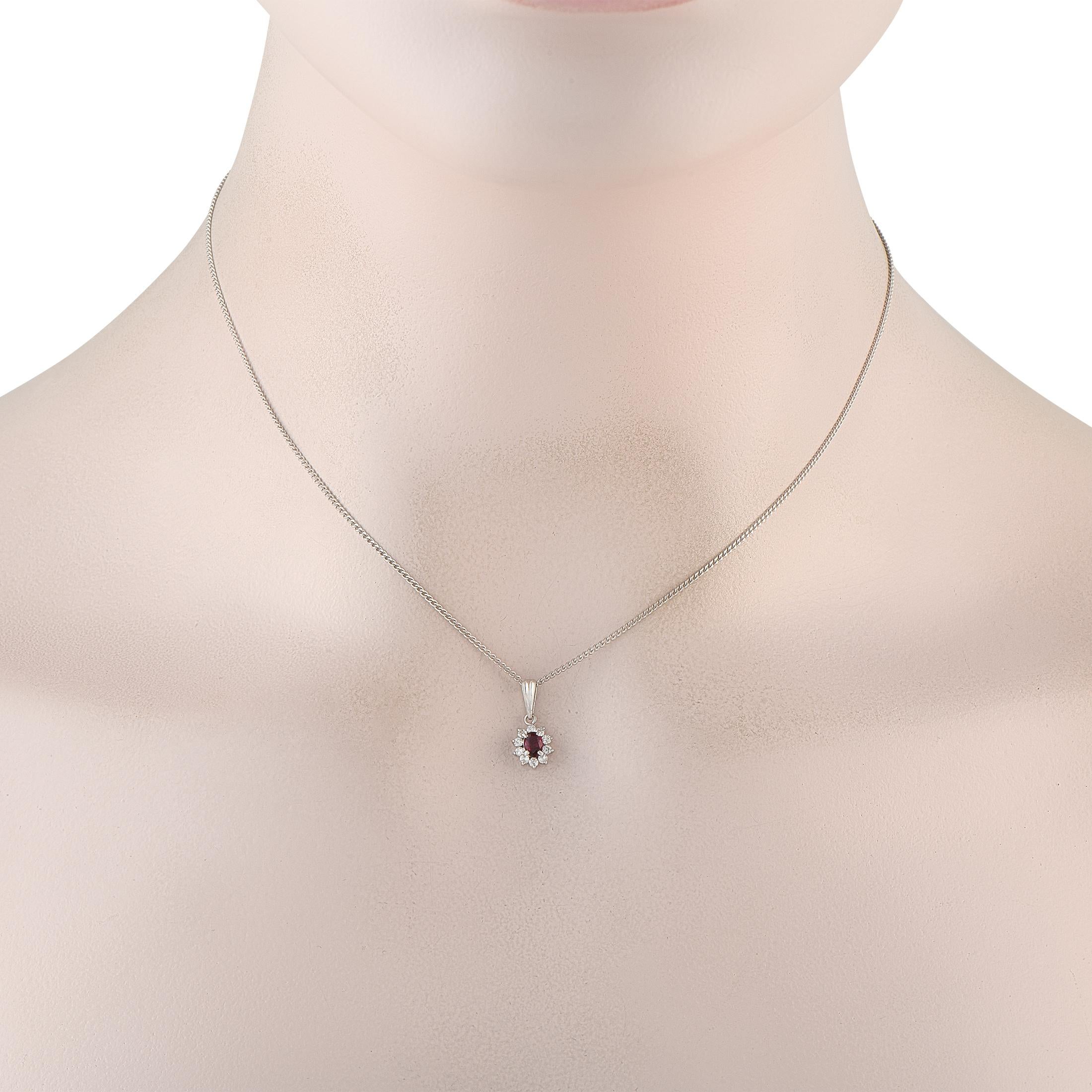 Réalisé en platine et orné d'un rubis entouré d'un halo de diamants en forme de soleil, ce collier est suffisamment accrocheur pour faire tourner les têtes, mais suffisamment discret pour être porté au quotidien. Ce collier en platine de 0,14 ct de