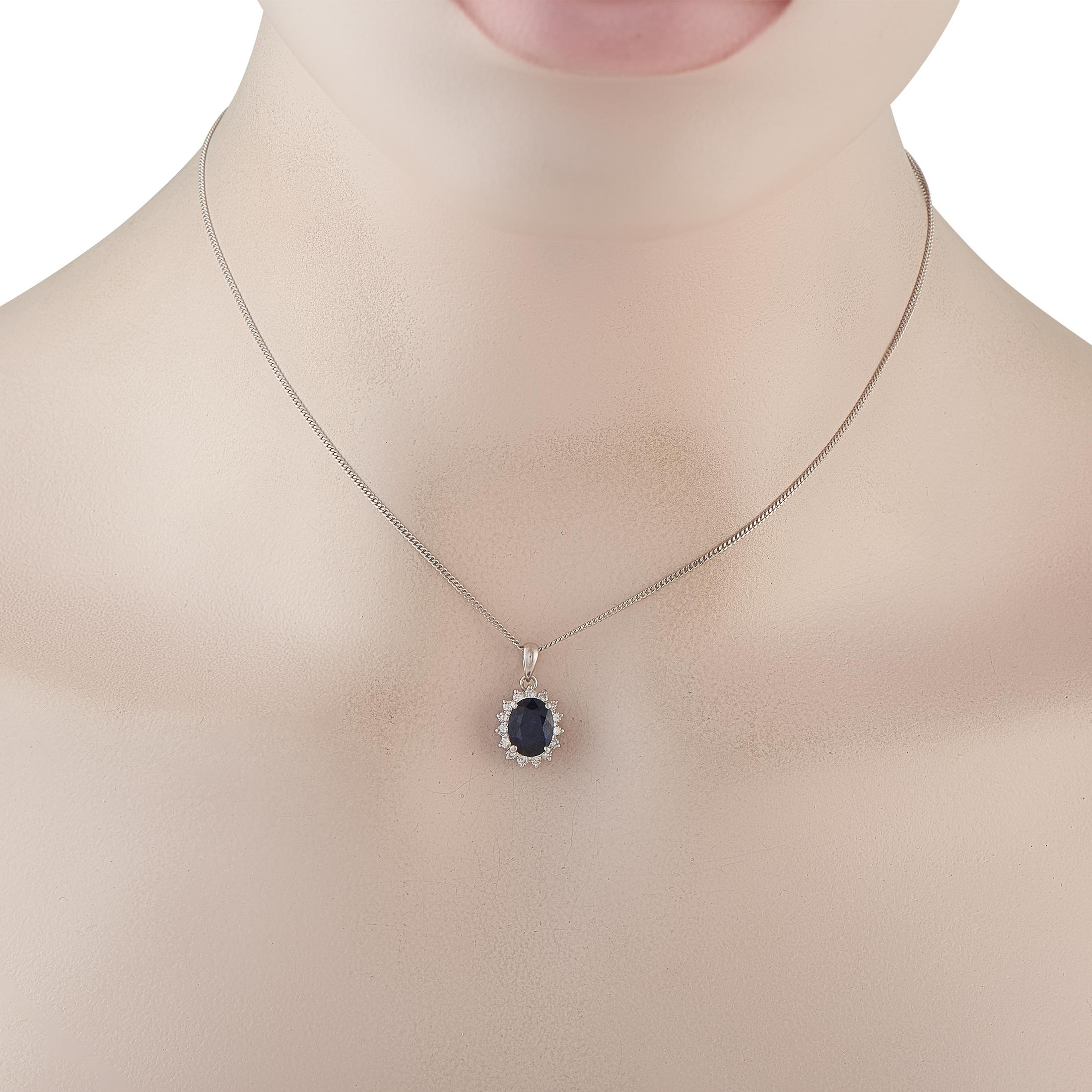 Avec la pierre de naissance du mois de septembre, ce collier associe un saphir bleu vif à un halo de diamants brillants. La pierre précieuse saphir est réputée symboliser l'élégance intemporelle, la sagesse et la sincérité. Ce pendentif en diamant