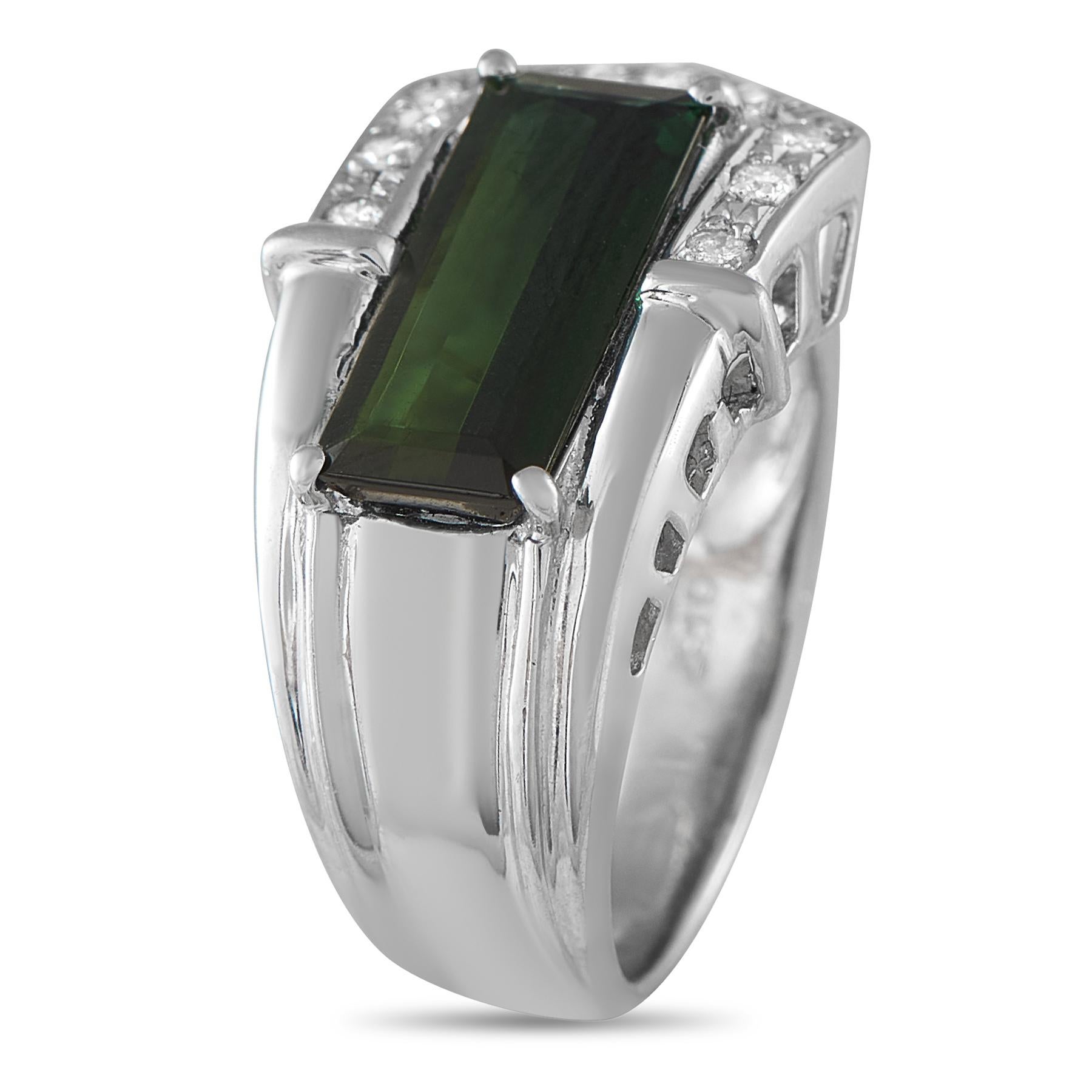 Cette bague de luxe est unique, sophistiquée et conçue pour faire une déclaration. Une tourmaline rectangulaire de 2,34 carats est légèrement décentrée pour plus d'impact visuel. La pierre centrale est magnifiquement équilibrée par des accents de