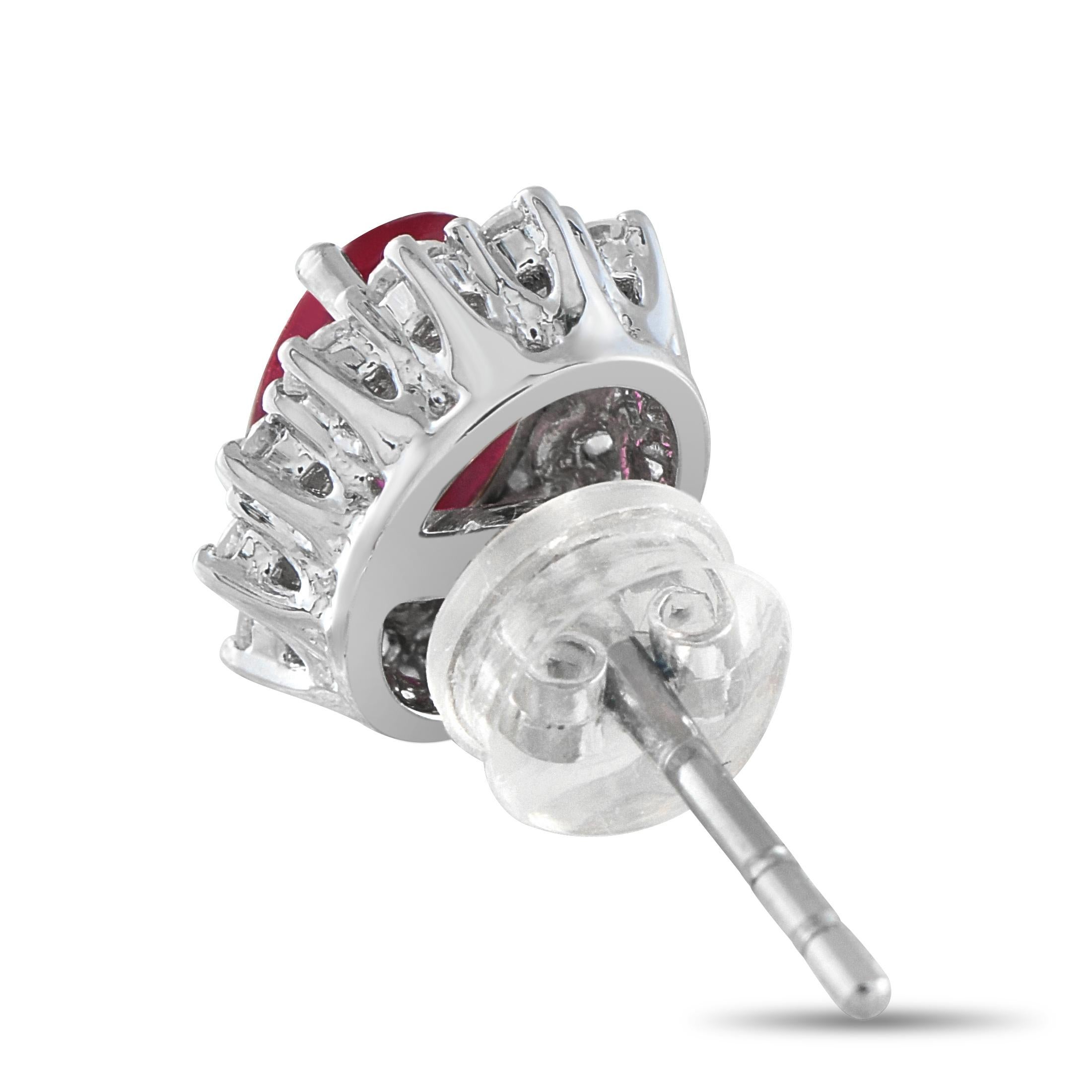 Aggiungi raffinatezza a qualsiasi ensemble con questi orecchini di grande effetto. I rubini, con un peso totale di 1,24 carati, aggiungono un elegante tocco di colore, mentre i diamanti, con un totale di 0,24 carati, emanano luce senza sforzo.