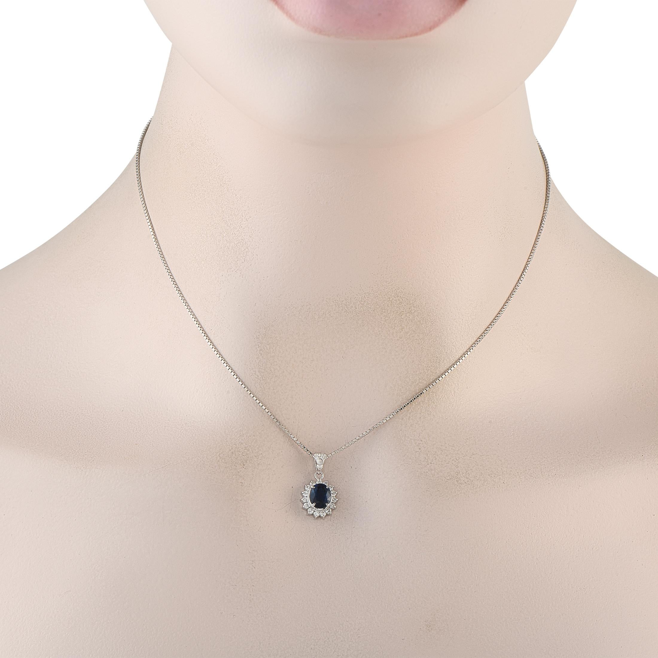 Un collier qui met en scène la force et la grâce en parfaite harmonie. Cette pièce est composée d'une chaîne en forme de boîte minimaliste avec des maillons cubiques robustes qui s'emboîtent les uns dans les autres. Le pendentif présente un riche