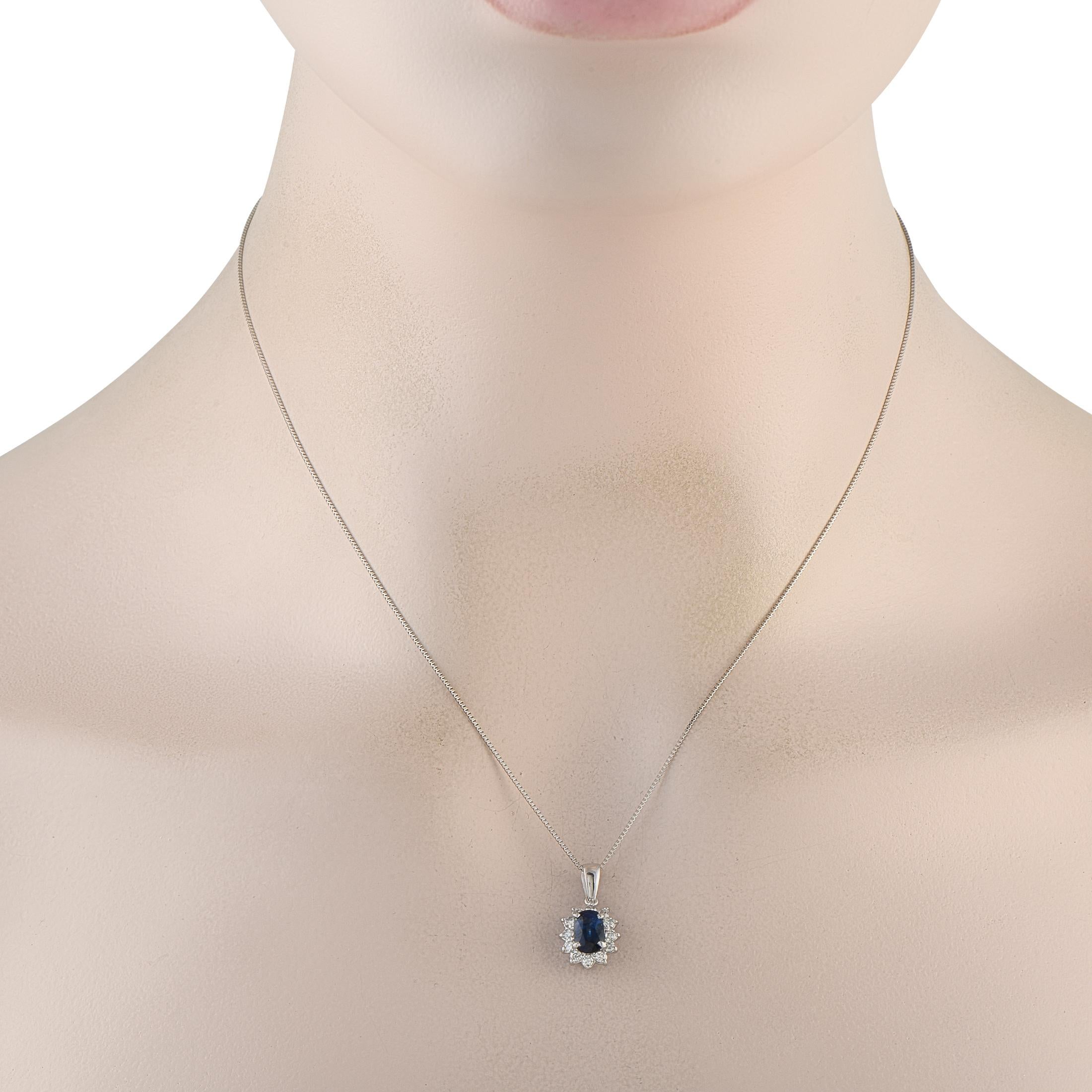 Ein sattblauer ovaler Saphir ruht anmutig in einer Platinfassung. Eisige weiße Diamanten in einer gemeinsamen Dreizackenfassung umgeben den blauen Mittelstein und bilden einen eleganten Kontrast. Von morgendlichen Meetings bis hin zu abendlichen