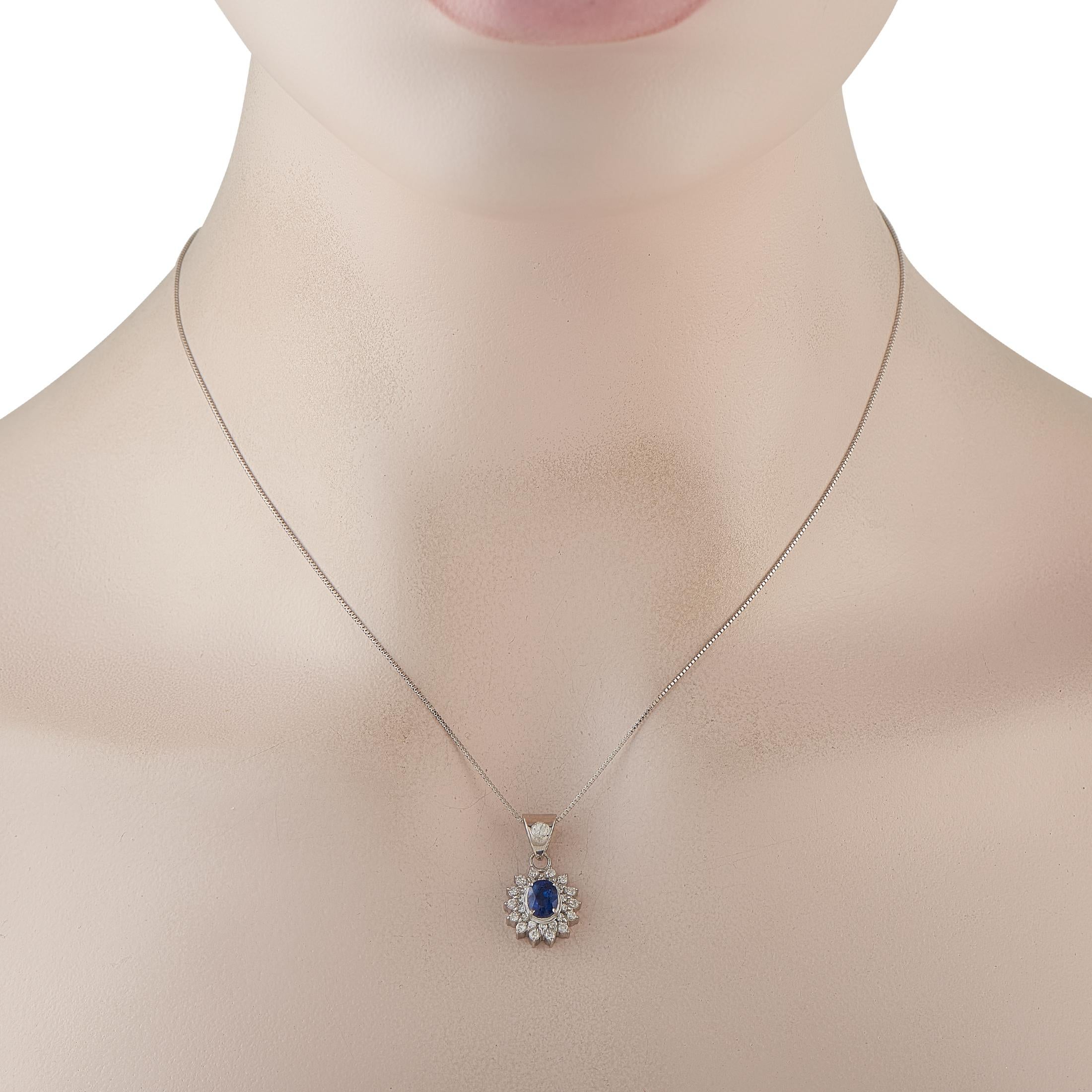 Minimal mais plein de détails discrets, ce collier en platine évoque le passé par son charme vintage tout en s'intégrant parfaitement au style contemporain. Son pendentif présente un saphir de 0,95 ct entouré d'un halo de diamants brillants. Chaque