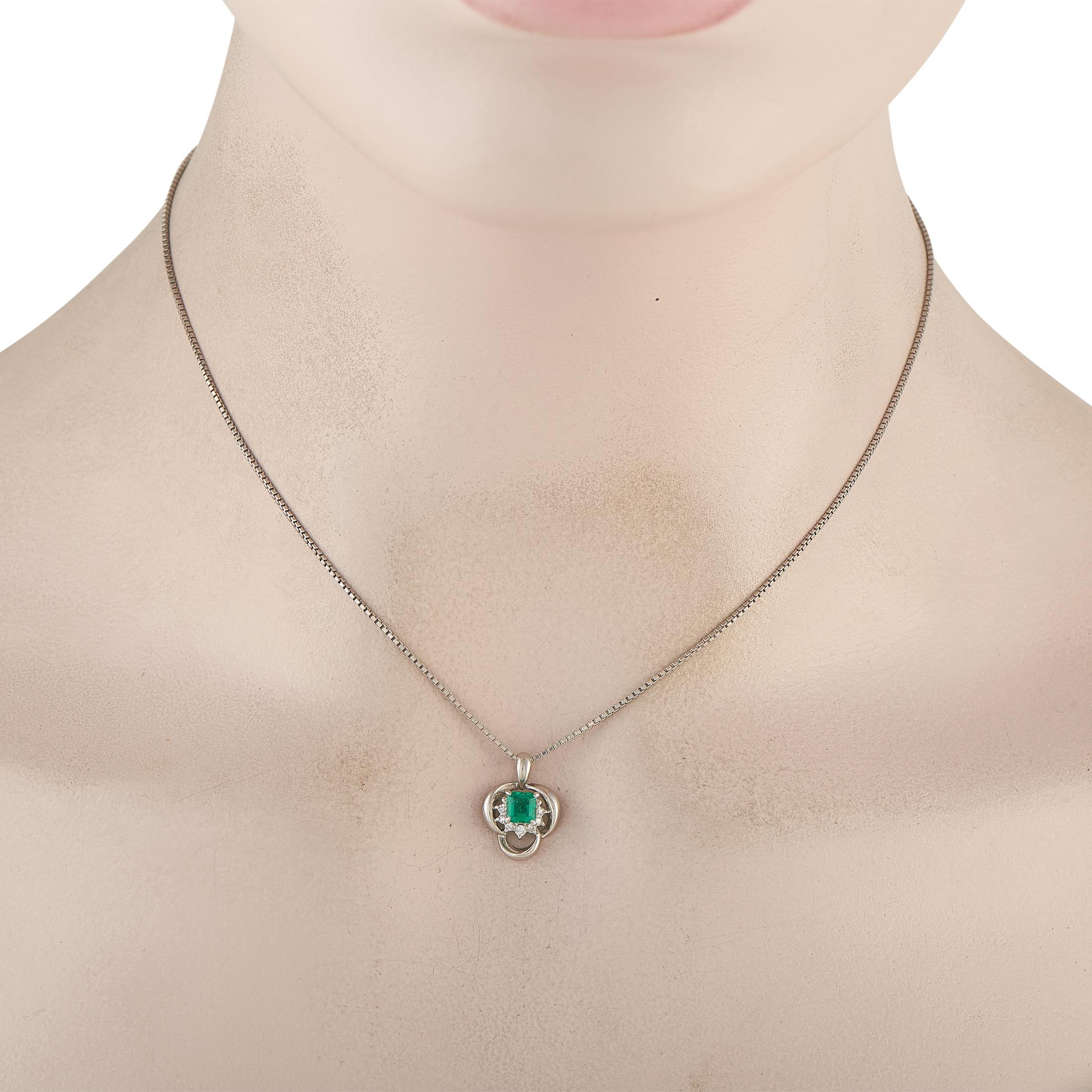 Este collar añadirá un toque de lujo a cualquier ocasión. De diseño sencillo y sofisticado, el impresionante colgante cobra vida gracias a la intrincada metalistería de platino y a una piedra central de esmeralda de 0,37 quilates. Los diamantes con