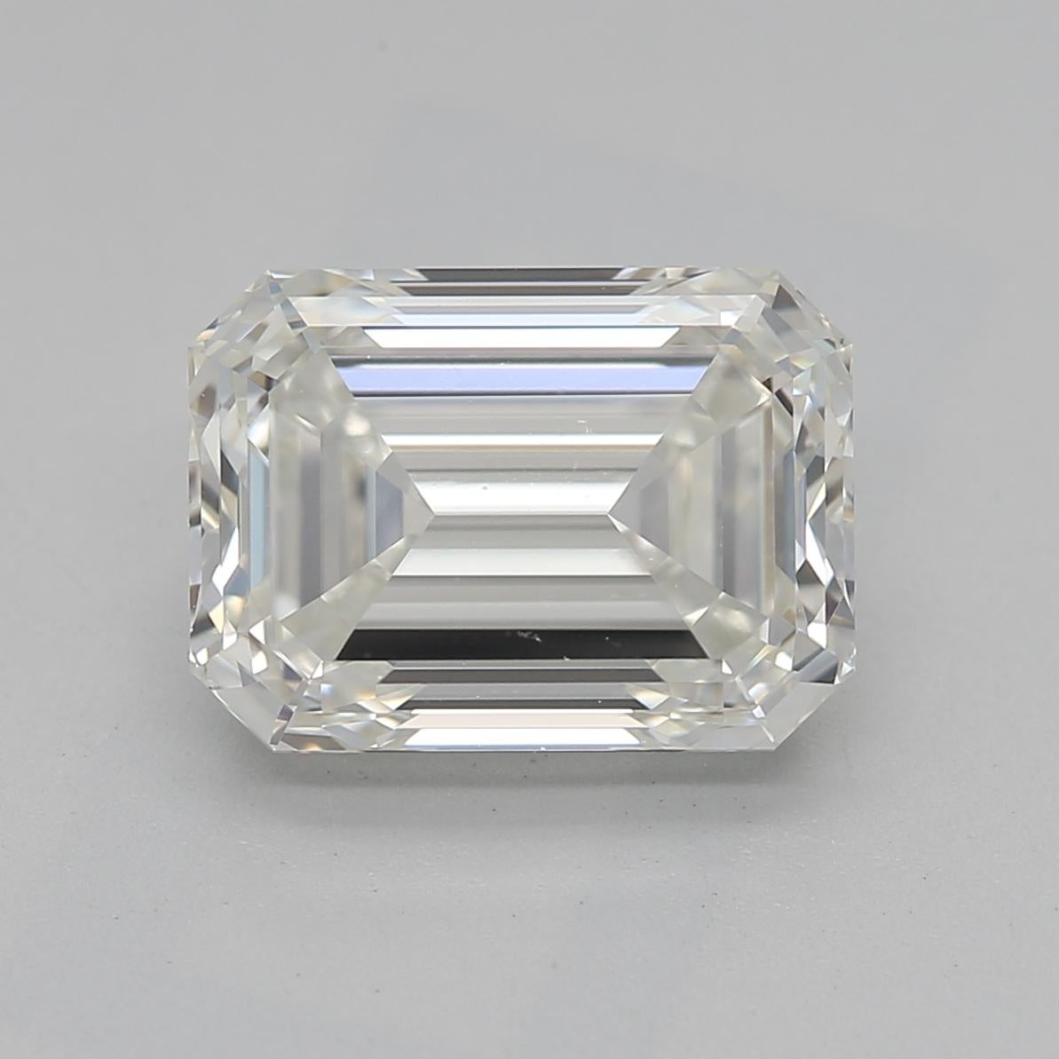 Dieser atemberaubende Diamantring hat einen fesselnden Smaragd J VS2 2.20 in der Mitte, der mit einer exquisiten Zackenfassung versehen ist, um seine Brillanz aus jedem Winkel zu betonen. Das luxuriöse, aus Weißgold gefertigte Band ist auf Hochglanz