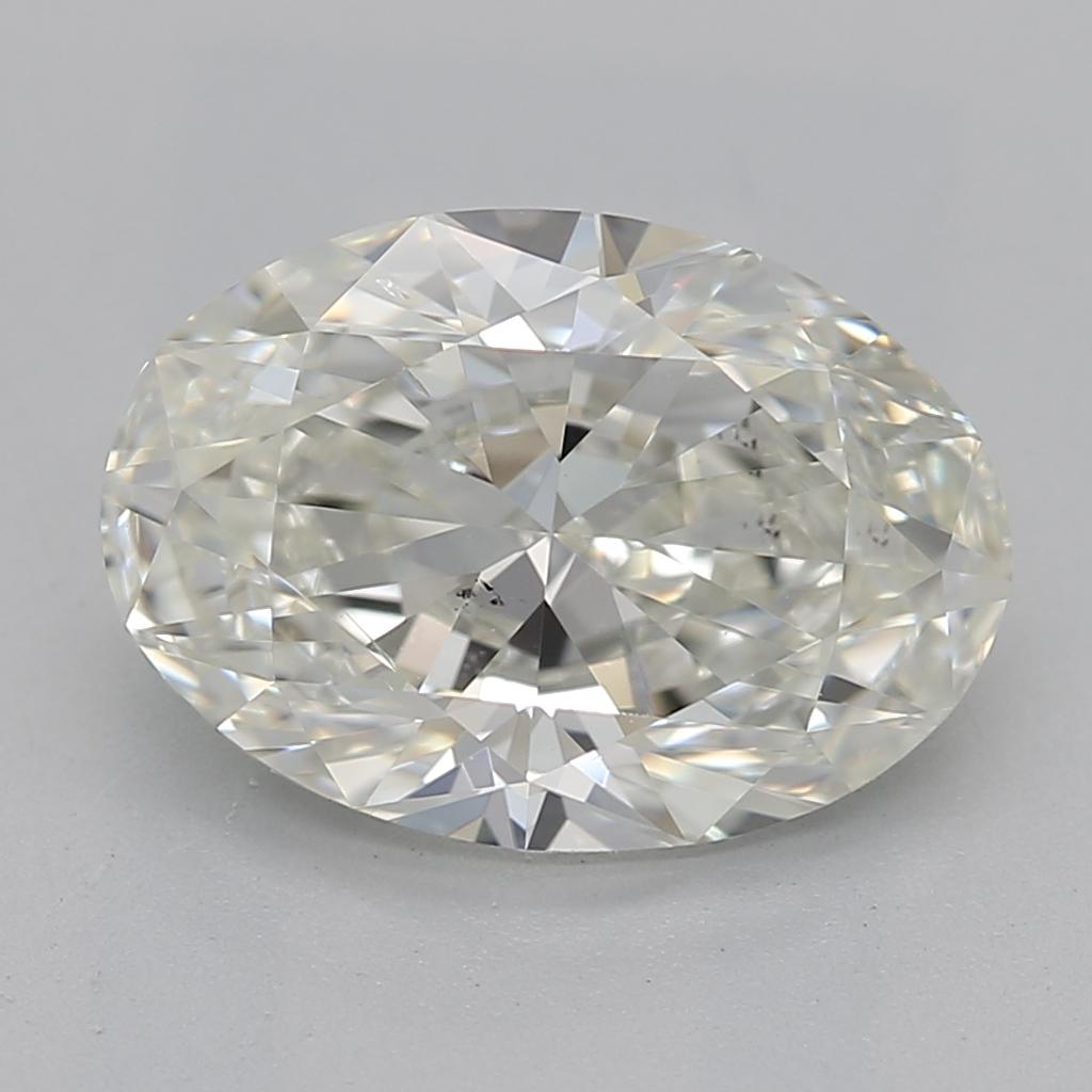 Cette bague en diamant exquise présente un diamant central ovale J SI1 époustouflant pesant 2,00 , rayonnant d'une brillance et d'un feu exceptionnels. La bague est magnifiquement sertie dans un luxueux or blanc et son design présente une