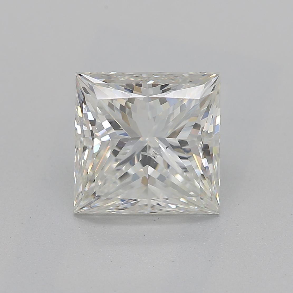 Questo anello di diamanti, una splendida vetrina di maestria ed eleganza, presenta una pietra centrale mozzafiato, un diamante princess del peso di 1,51, classificato con una desiderabile J e SI2. Il diamante è certificato GIA, che ne garantisce