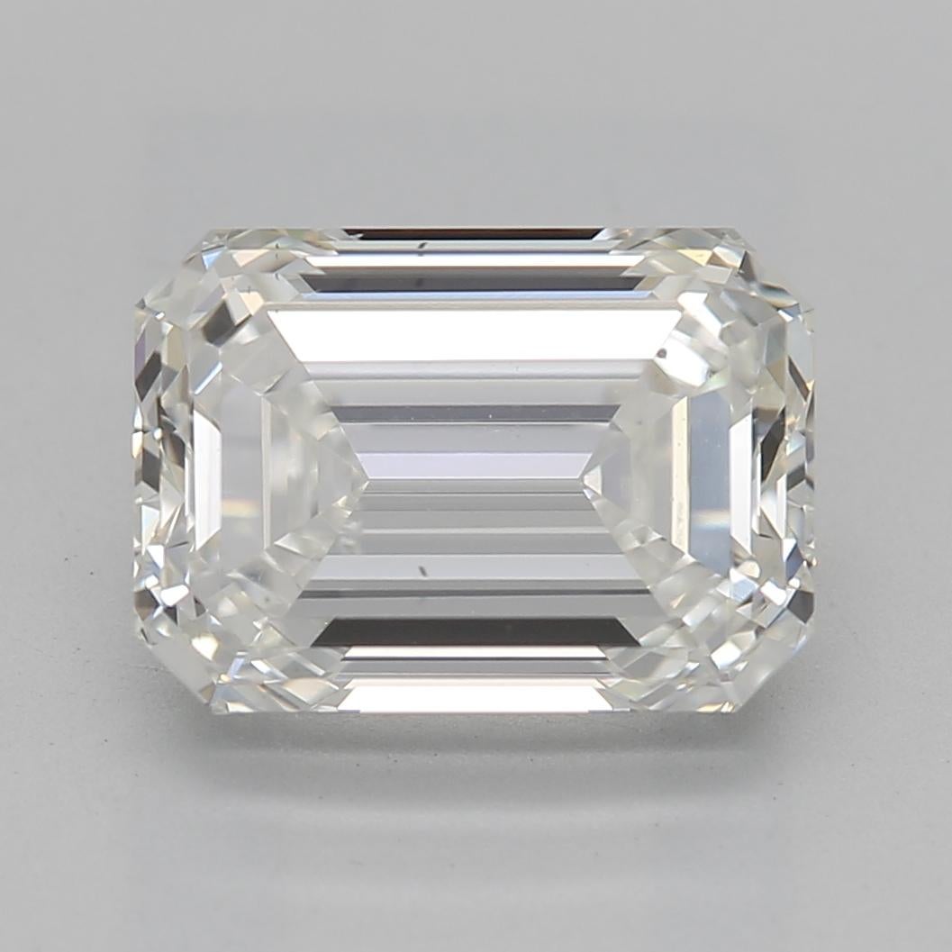 Uno splendido anello di diamanti con una pietra centrale smeraldo I SI1 2,20 irradia un'eleganza senza pari. Il centrotavola è fissato in una delicata incastonatura a cestello a quattro punte, che permette alla luce di danzare attraverso il
