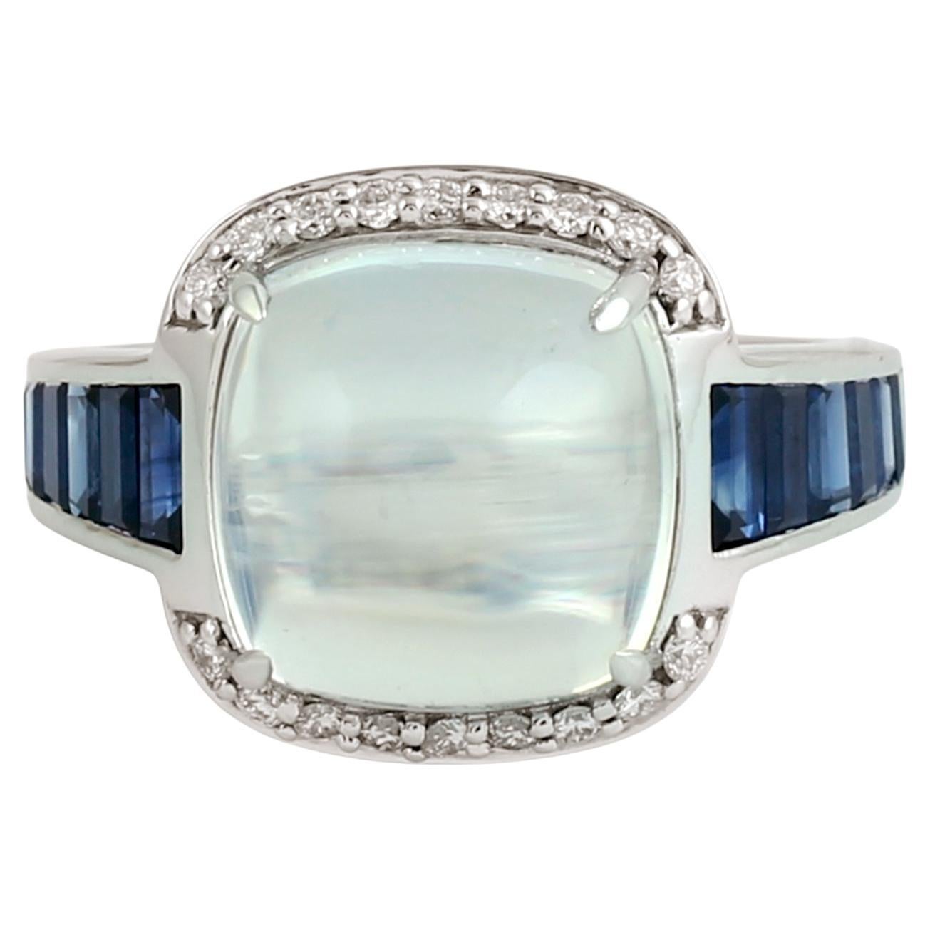 Anello cocktail con pietra di luna, zaffiro blu di Ceylon e pavé di diamanti in oro 14k