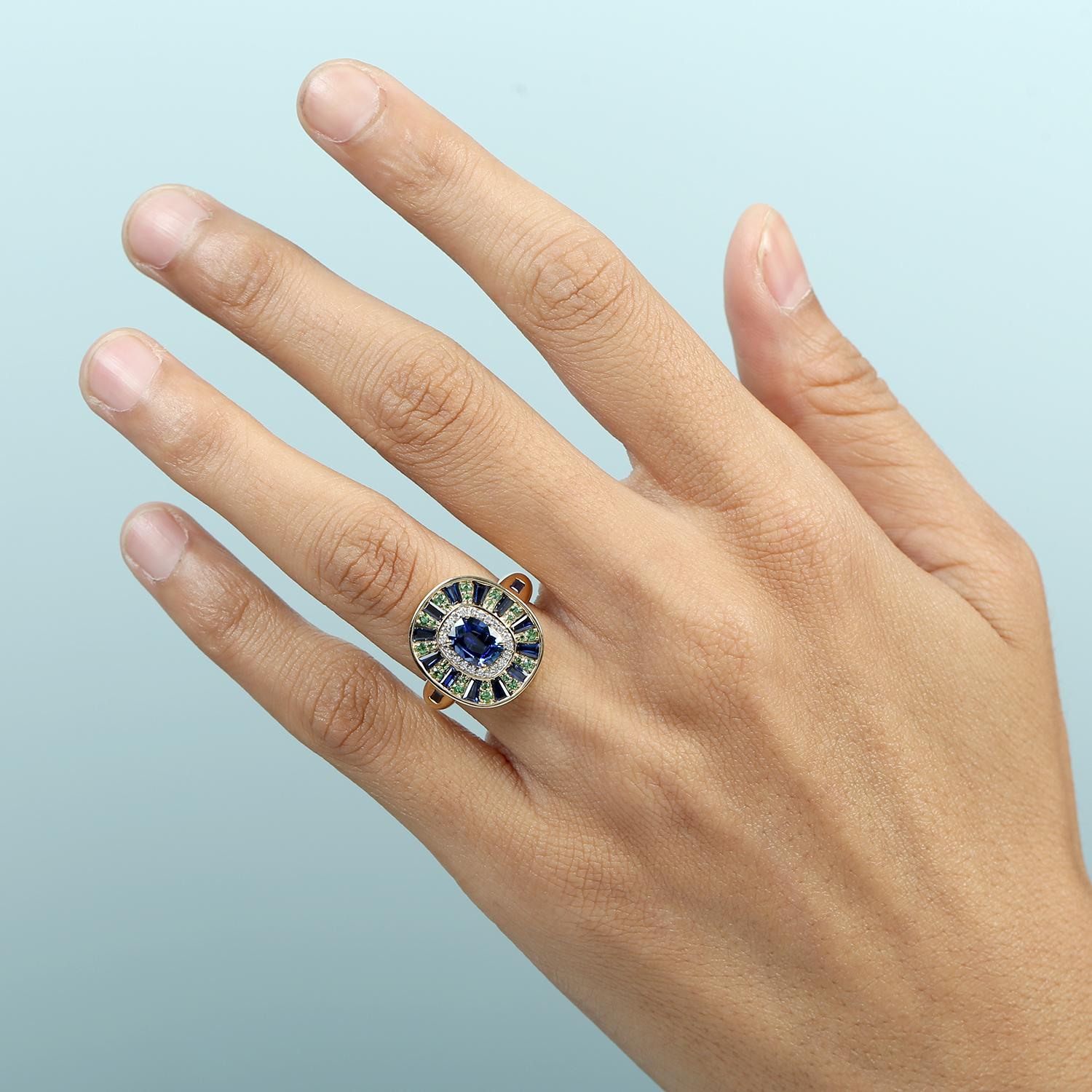 Un raffinato mix di tonalità vivaci: questo elegante anello presenta un ricco zaffiro blu di Ceylon da 1,78 carati, accentuato da vivaci tsavoriti verdi e da un tocco di scintillio dei diamanti. Realizzato in oro giallo 18KT, offre