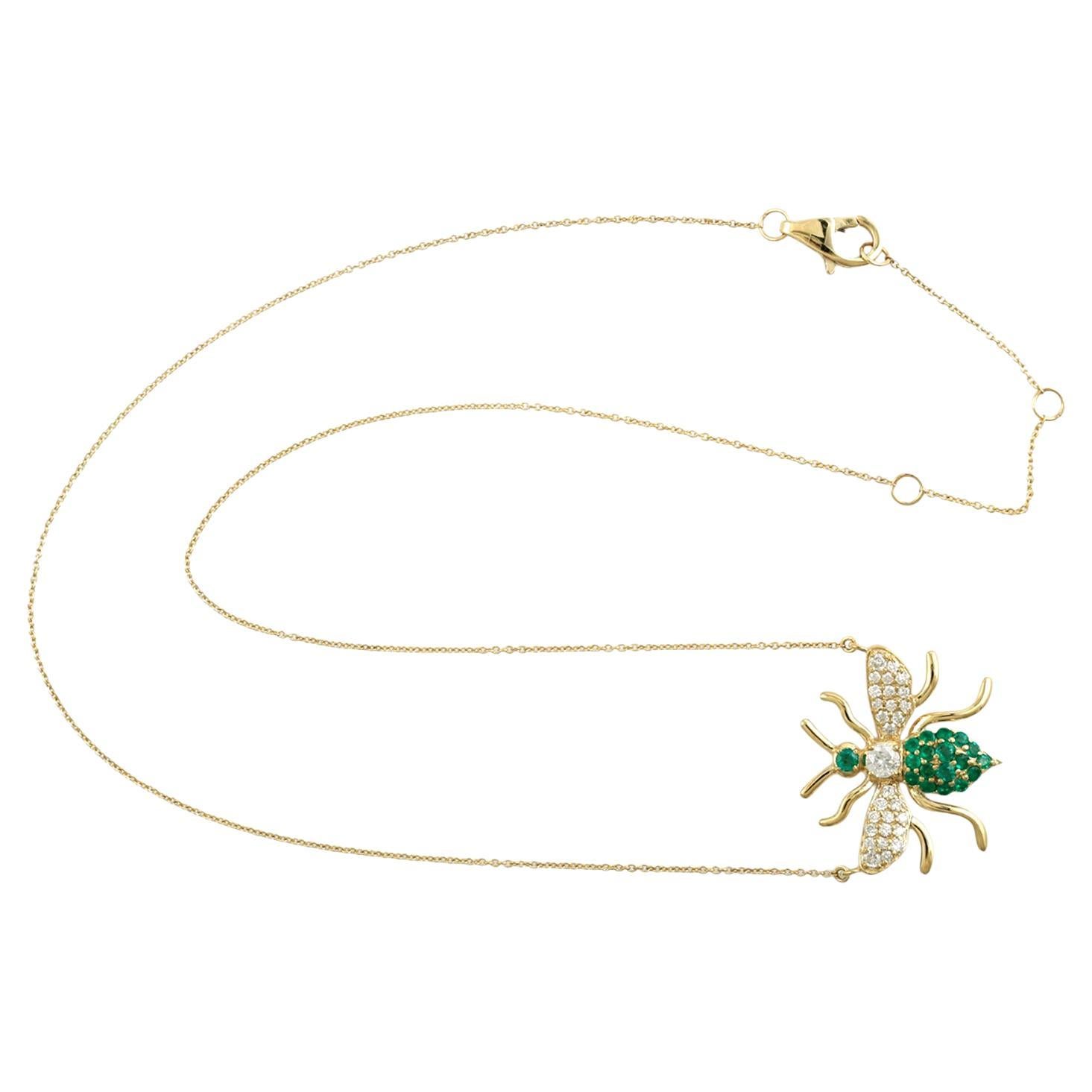 Collana con ciondolo a forma di ape con smeraldo e diamanti in oro giallo 14k in vendita