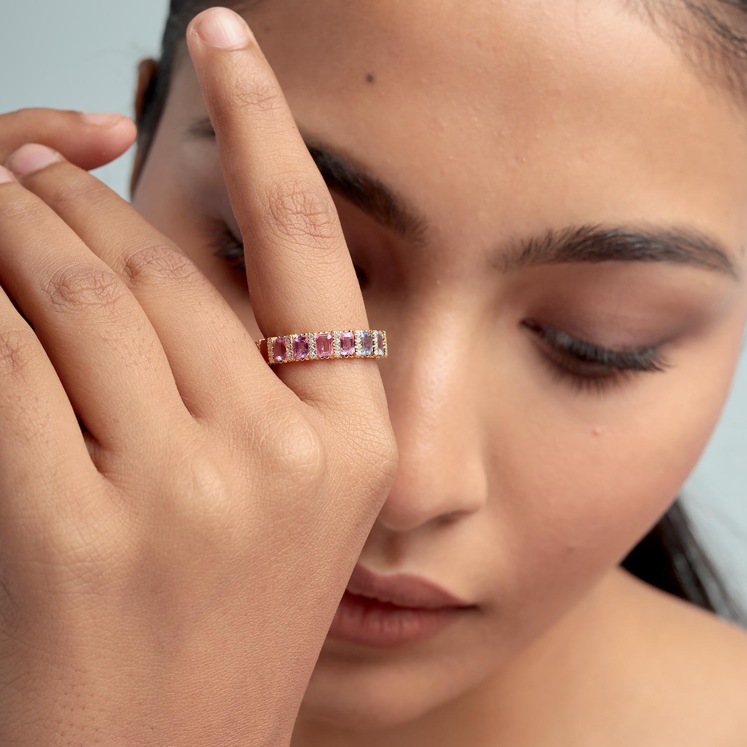 Célébration de la couleur et de l'élégance, ce bracelet d'éternité présente un ensemble vibrant de saphirs multicolores totalisant 4,79 carats, rehaussés de 0,36 carat de diamants étincelants. Serti dans de l'or jaune 18KT poli, le design offre un