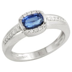 Anello a fascia con zaffiro blu di Ceylon e diamanti in oro bianco 14 carati