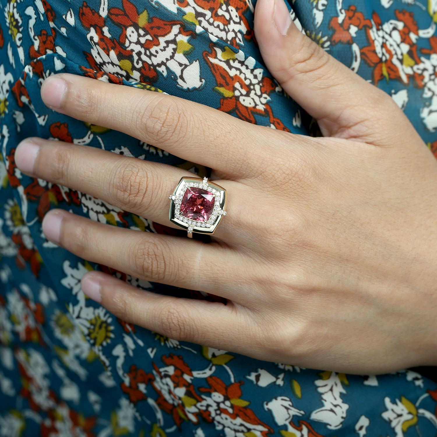 Vibrante et accrocheuse, cette bague de cocktail présente en son centre une tourmaline rose de 4,79 carats, entourée d'un halo de diamants pavés étincelants. Serti dans de l'or jaune 14 carats, ce modèle rayonne d'une élégance audacieuse, parfaite