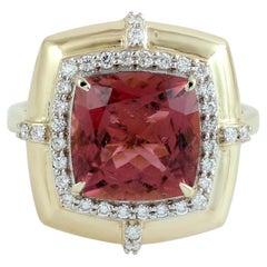 Anello cocktail con tormalina rosa vivida e pavé di diamanti in oro giallo 14k