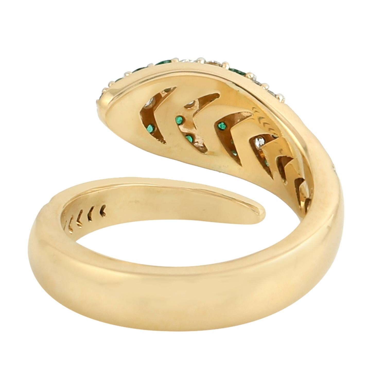 Art déco Bague serpent en or jaune 18k avec émeraude zambienne et diamant en vente