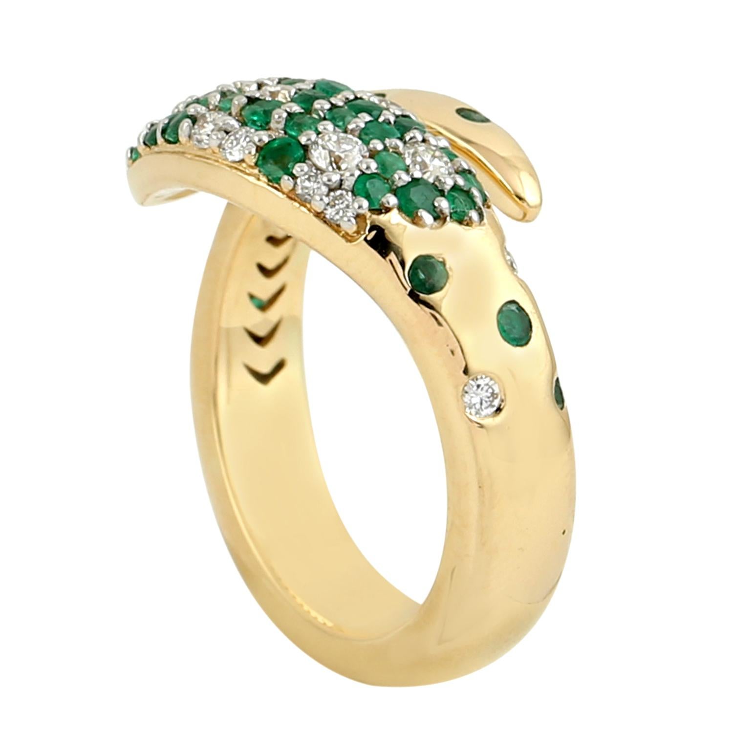 Taille mixte Bague serpent en or jaune 18k avec émeraude zambienne et diamant en vente