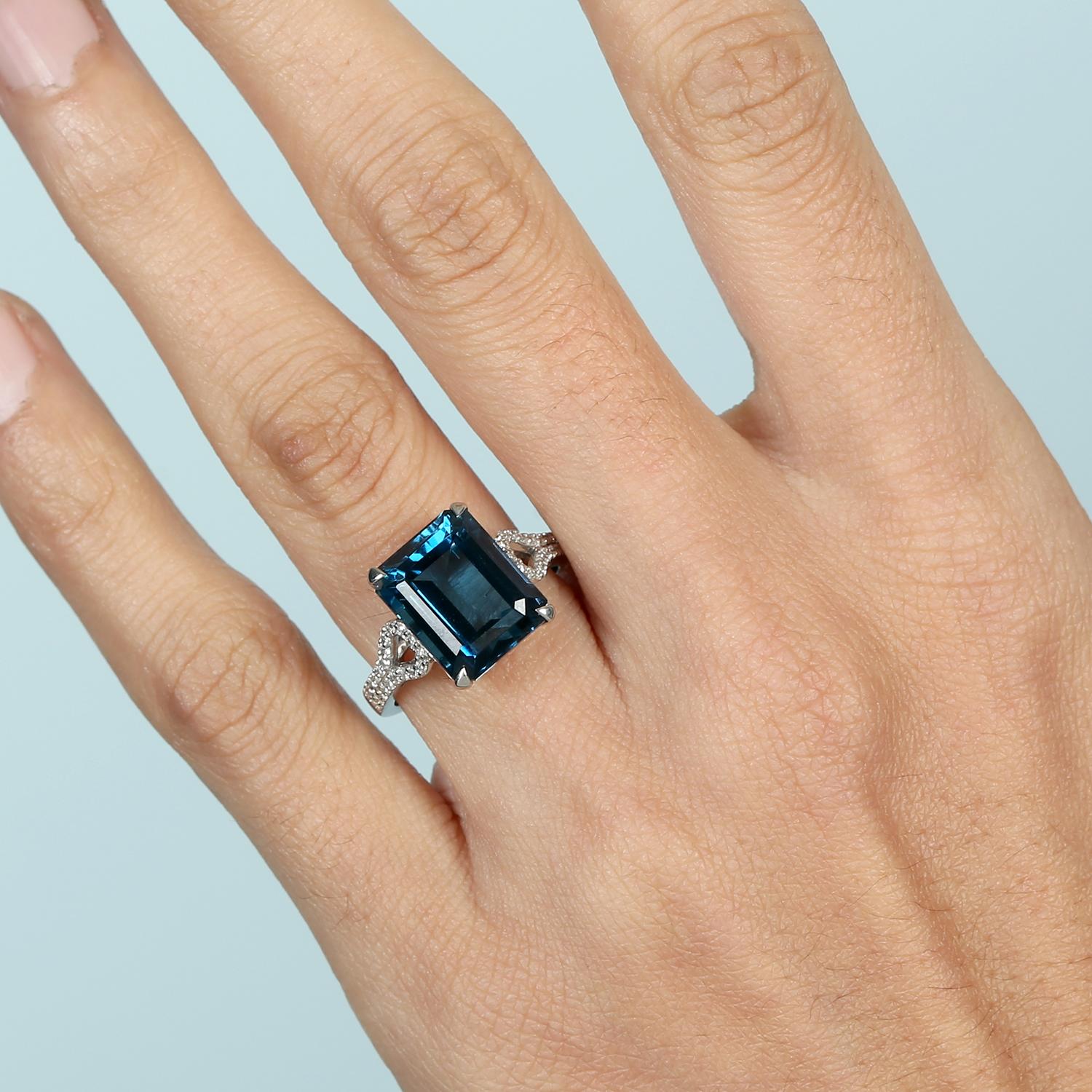 In diesem auffälligen Ring trifft kühne Geometrie auf satte Farben. Der Londoner Blautopas im Oktagon-Schliff ist in schimmerndes 14-Karat-Weißgold gefasst. Eingerahmt von funkelnden Diamanten bietet dieses Stück eine moderne, strukturierte
