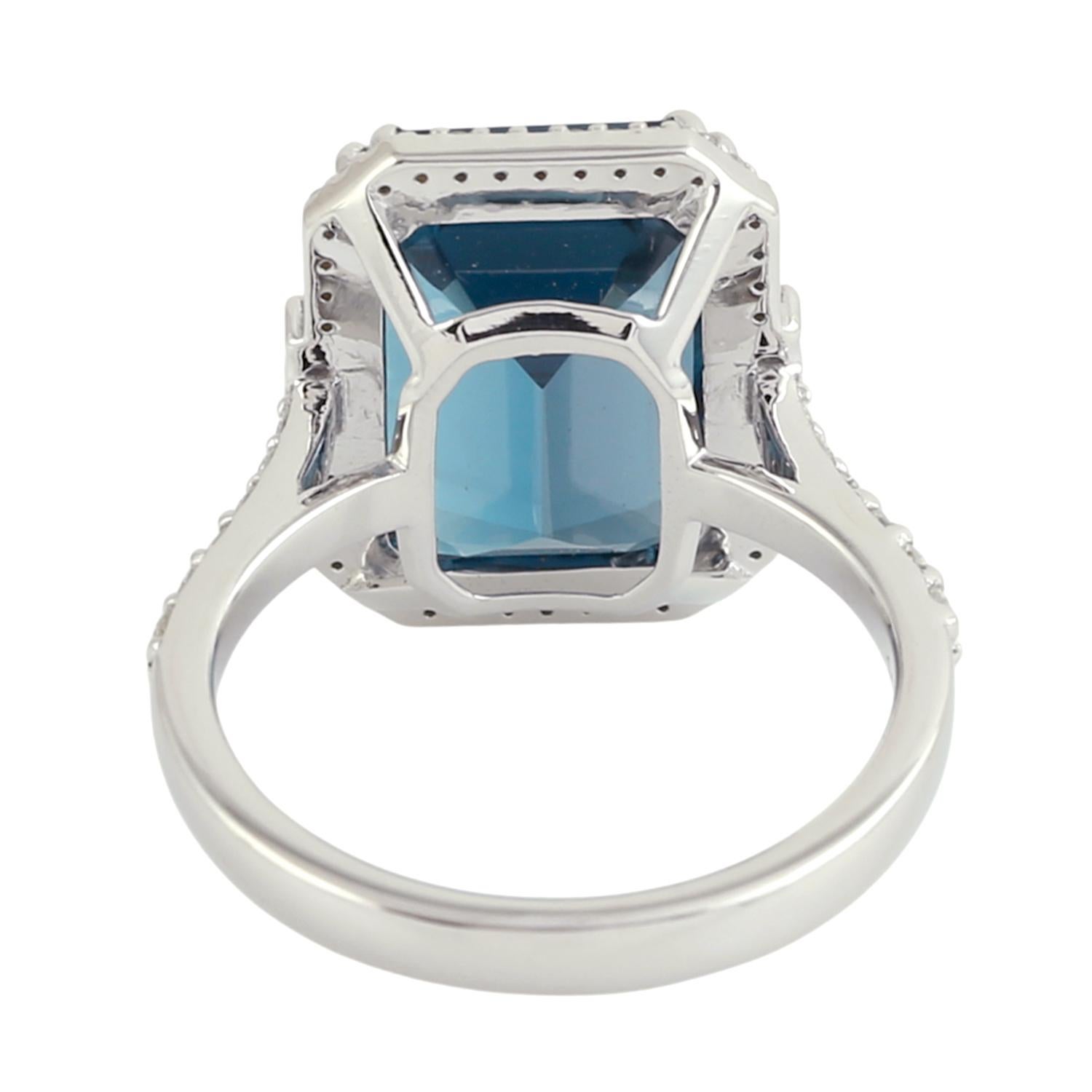 Art déco Bague en or blanc 14k avec topaze bleue de Londres de forme octogène et rehaussée de diamants en vente