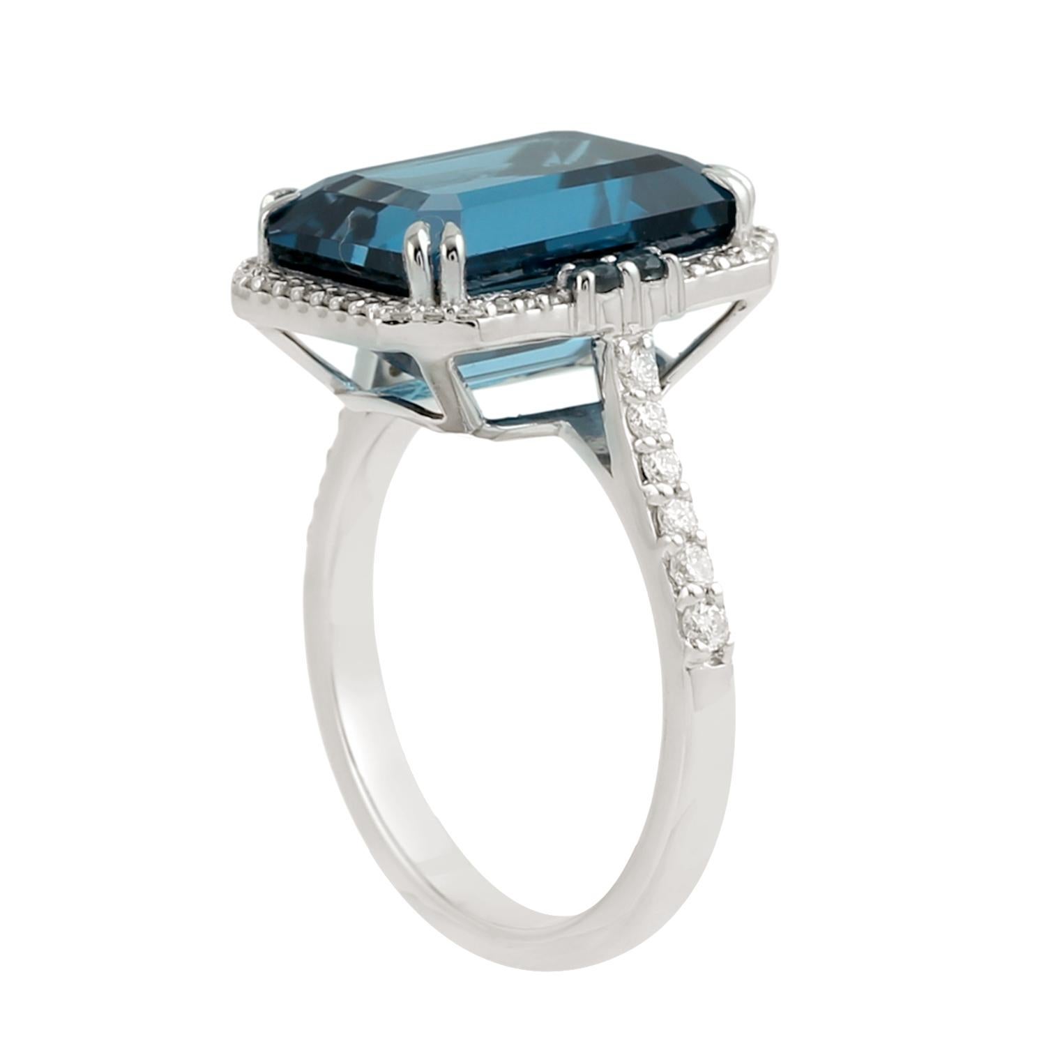 Taille mixte Bague en or blanc 14k avec topaze bleue de Londres de forme octogène et rehaussée de diamants en vente