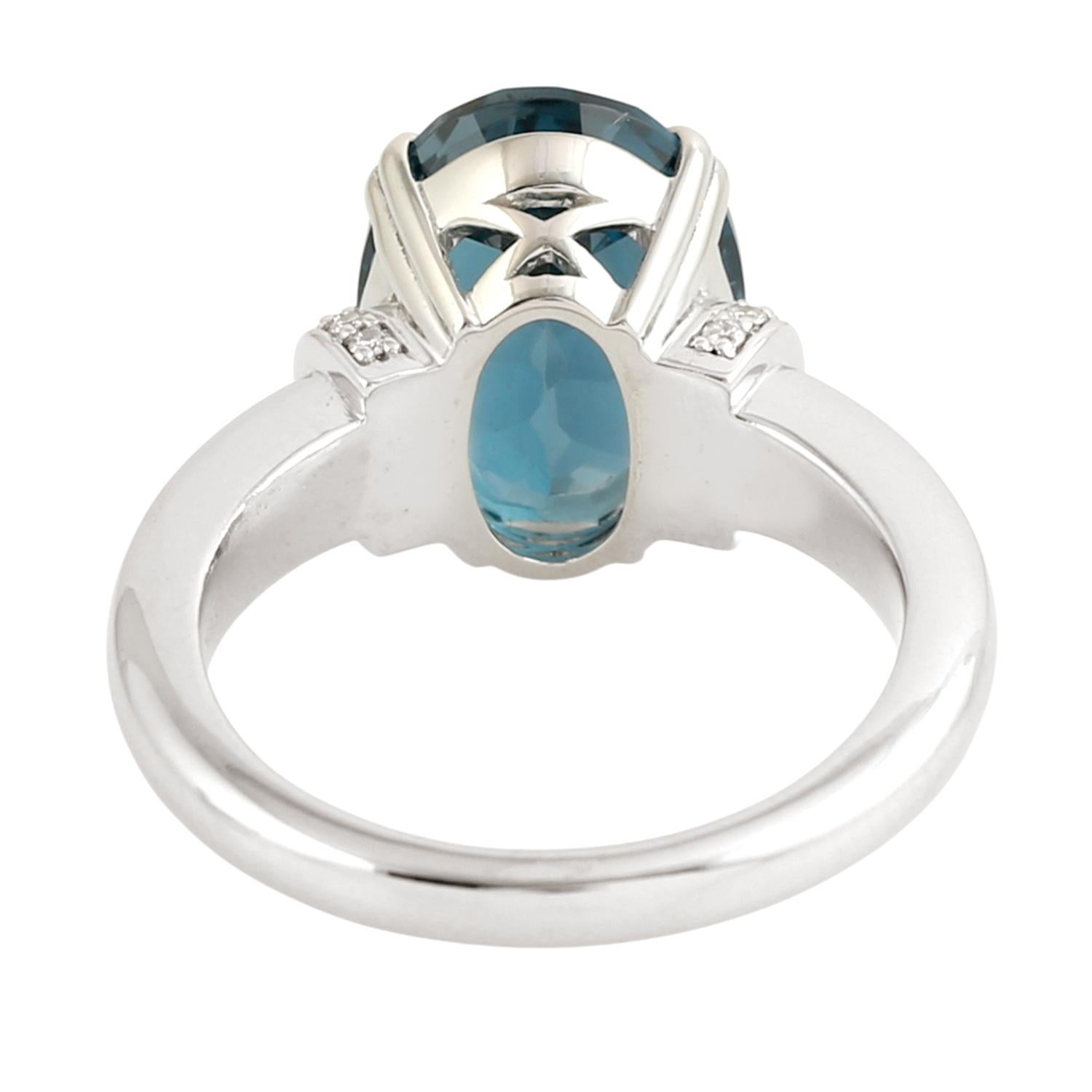 Taglio misto Anello con Topazio Blu di Londra a forma ovale e diamanti in oro bianco 14k in vendita