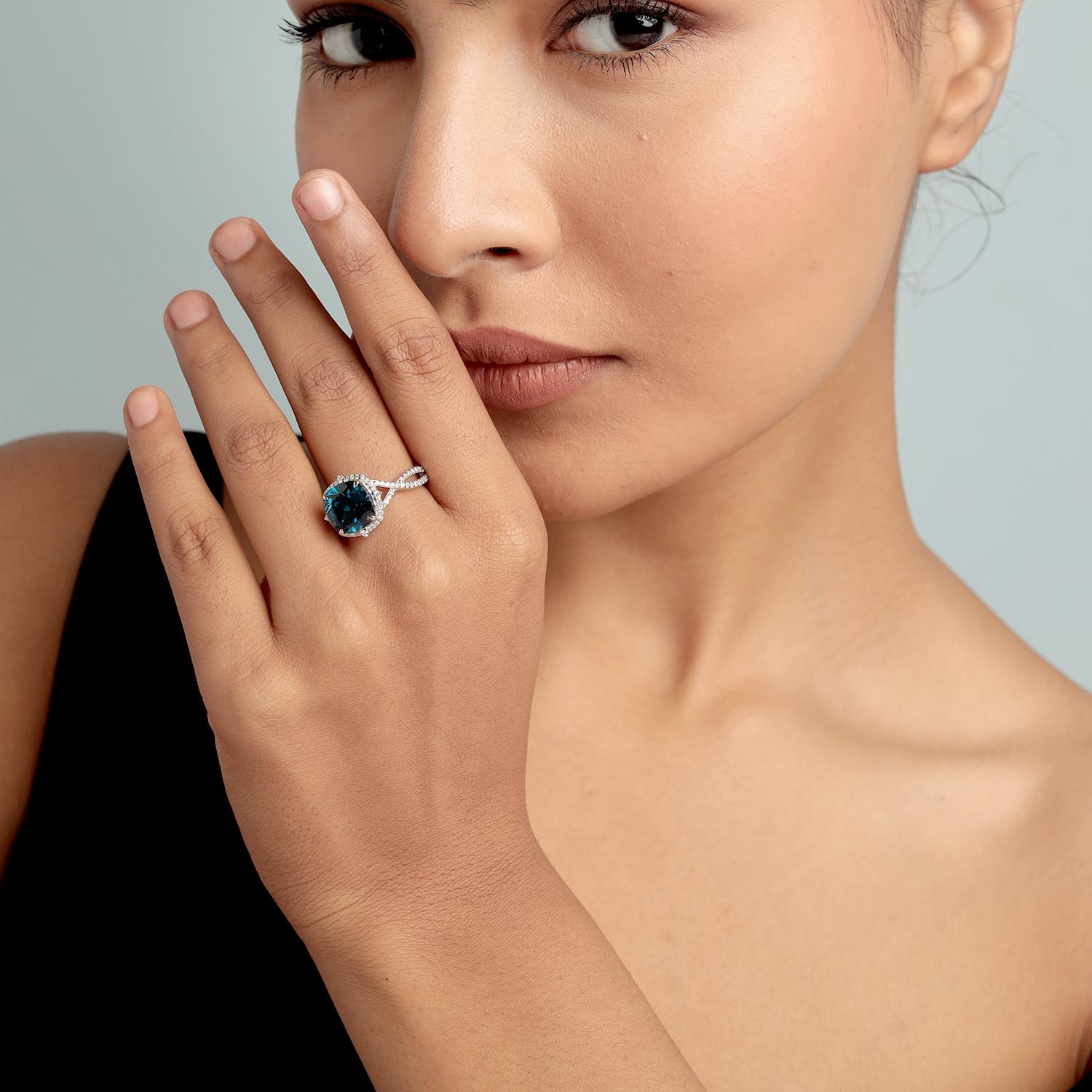 Bague en or jaune 14KT avec topaze bleue de Londres en forme de coussin et diamants pavés - Taille 7
Audacieuse, riche et indéniablement élégante, cette bague en topaze bleue de Londres de taille coussin est un gage de sophistication. Serti dans un