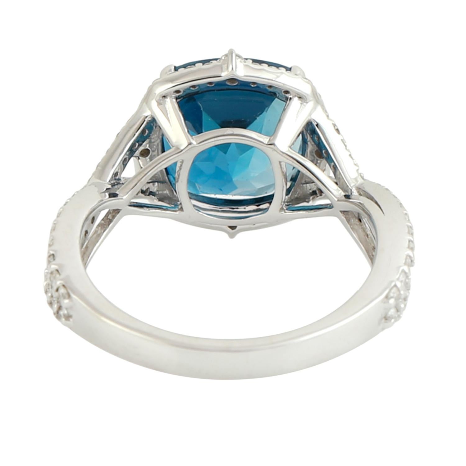 Art déco Bague en or 14k avec topaze bleue de Londres en forme de coussin, ornée de diamants pavés en vente