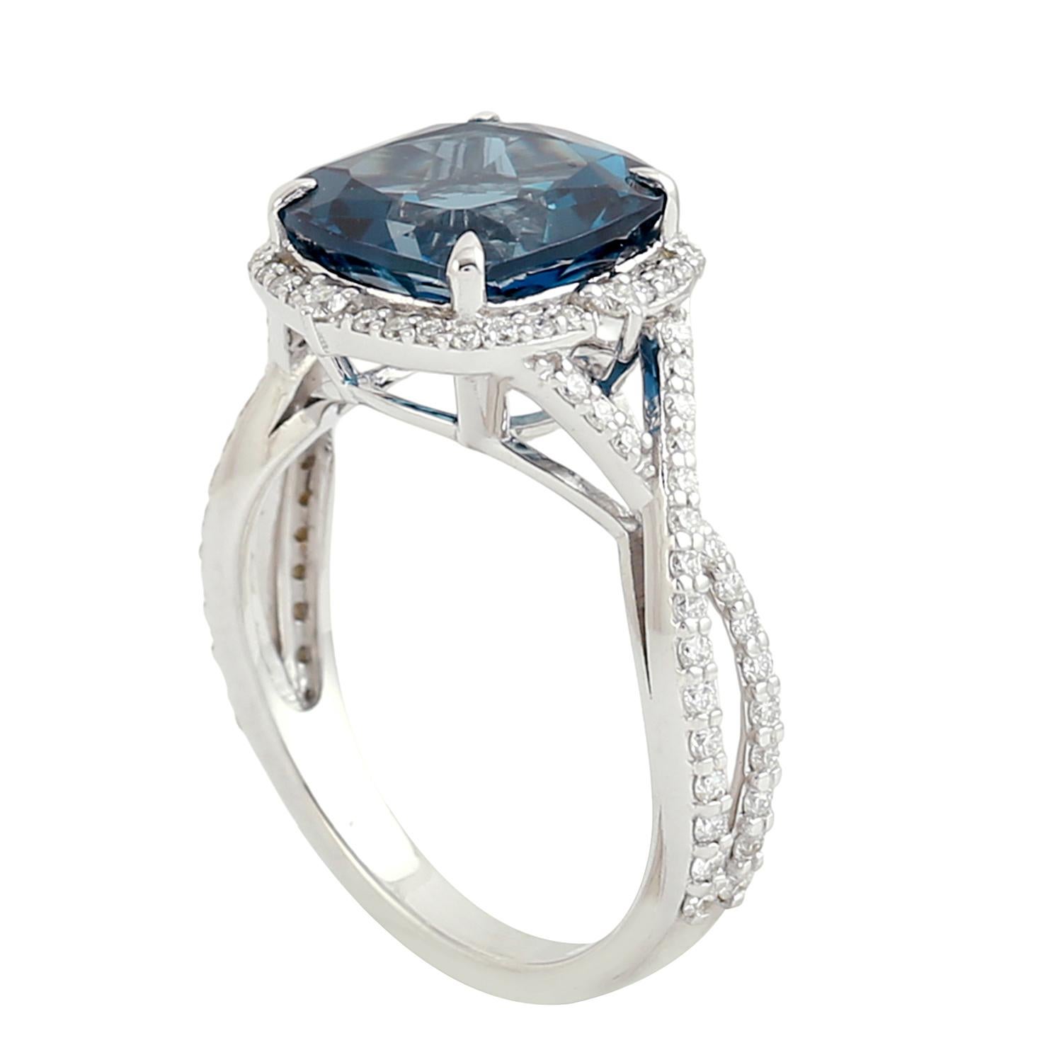 Taille mixte Bague en or 14k avec topaze bleue de Londres en forme de coussin, ornée de diamants pavés en vente