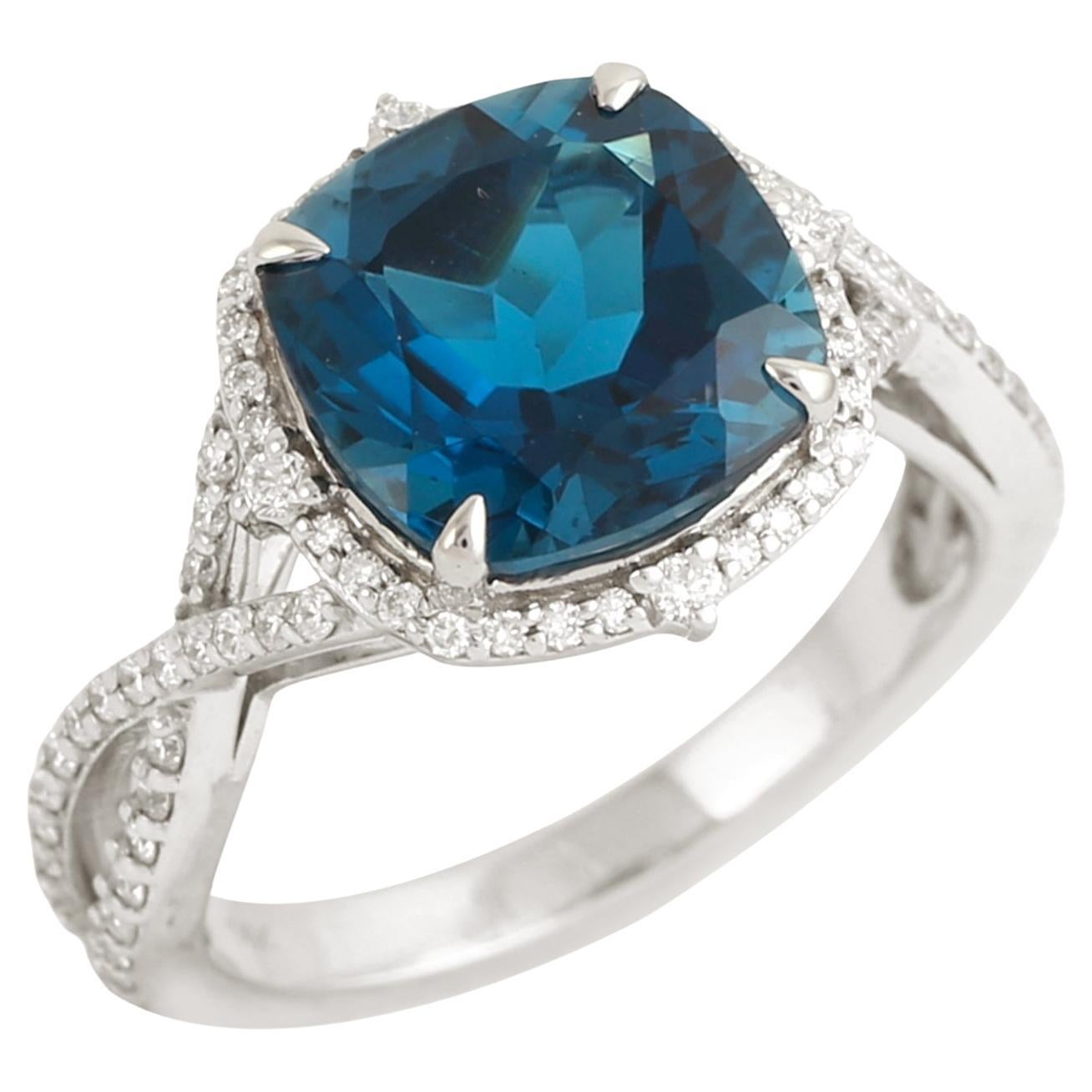 Cushion Shaped London Blue Topaz Ring akzentuiert mit Pave Diamanten in 14k Gold